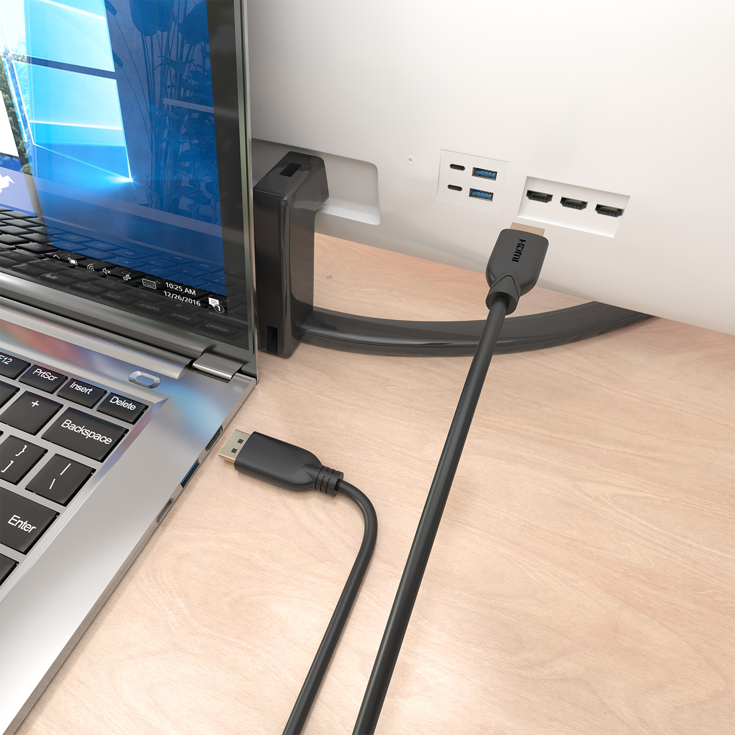 Portátil conectado a un monitor con un cable HDMI sobre un escritorio.