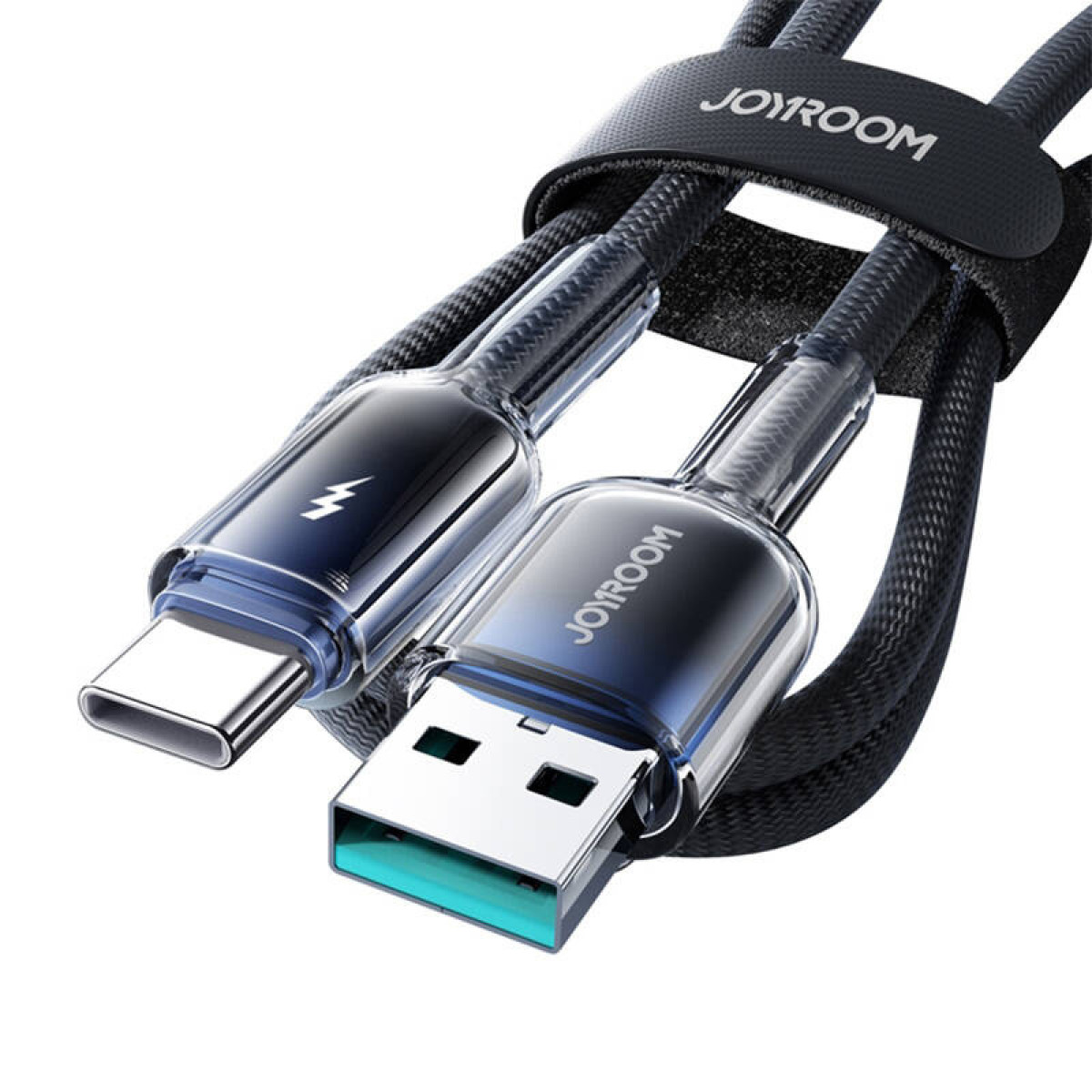 Nahaufnahme eines Joyroom USB-A-zu-USB-C-Kabels mit einem schwarzen geflochtenen Kabel.
