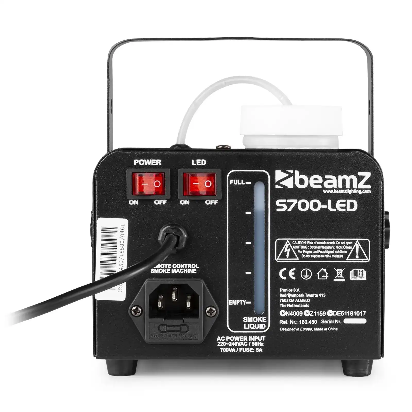La parte trasera de una máquina de niebla negra con etiquetas y un cable de alimentación. Texto: S700-LED, BeamZ.