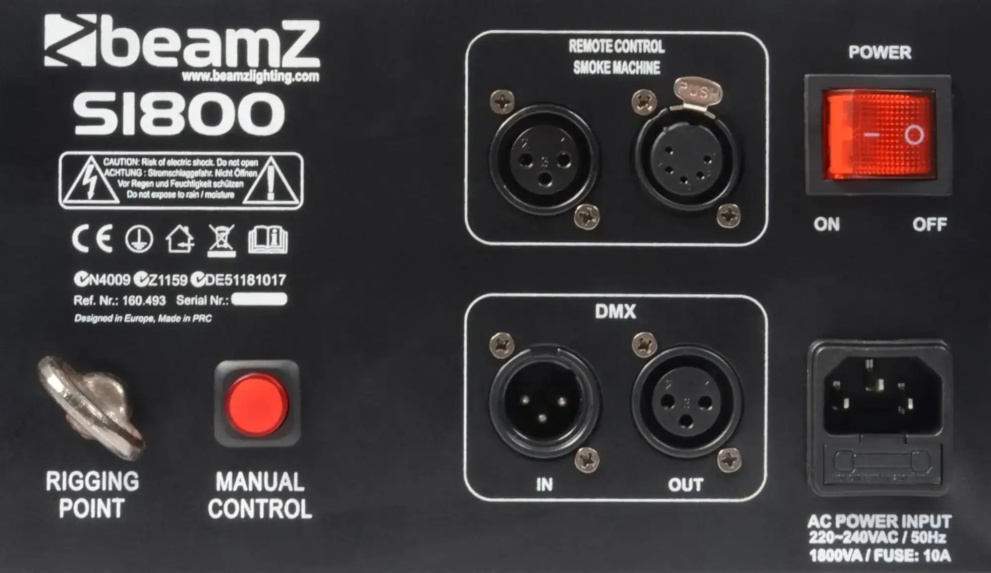 Primer plano de los conectores y etiquetas de la máquina de humo negra. La marca es beamZ. Tiene punto de montaje y control manual.