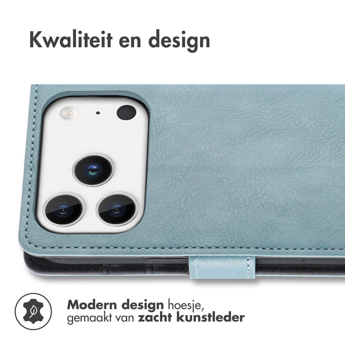 Lichtblauwe telefoonhoes met zichtbaar cameragedeelte. De hoes is open. De tekst luidt kwaliteit en design.