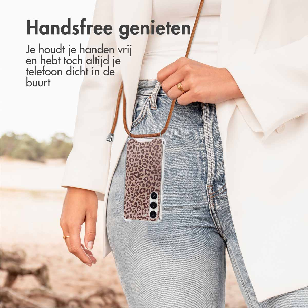 Vrouw die een telefoonhoesje met luipaardprint en een bruin koord draagt. Tekst: Handsfree genieten.