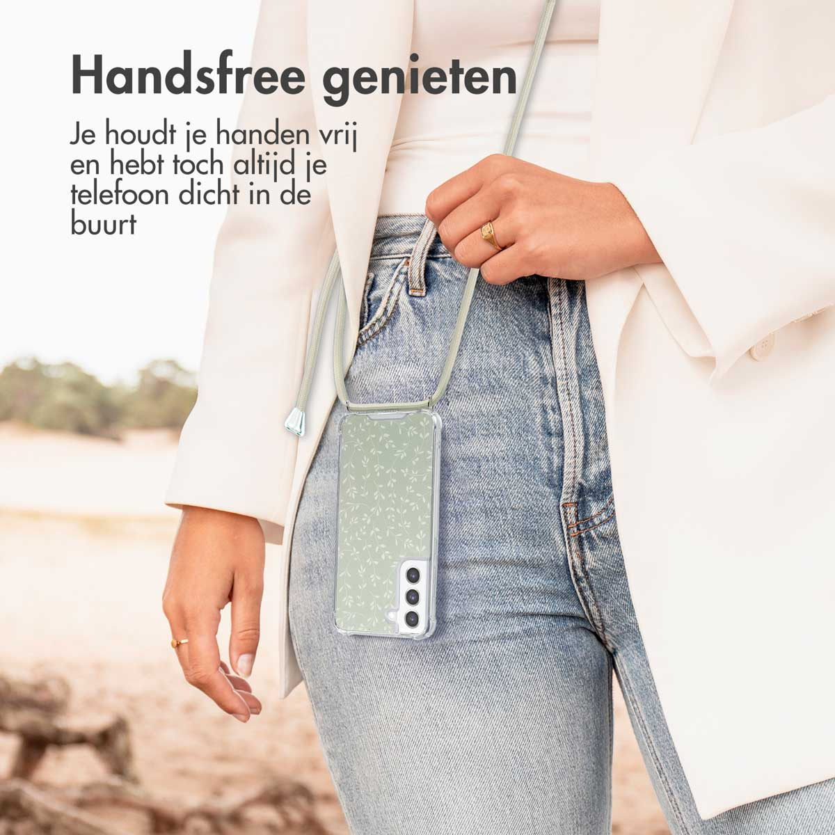 Een vrouw die een telefoonhoesje met een groen bladerpatroon en een grijze band draagt.