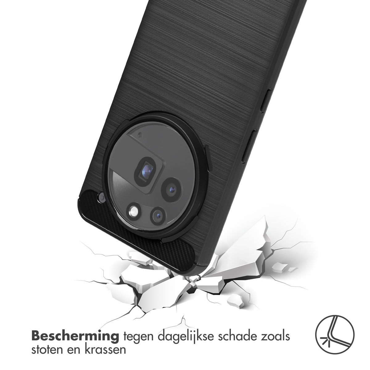 Zwarte telefoonhoes met cameralens. Het wordt op een wit, gebarsten oppervlakte laten vallen.