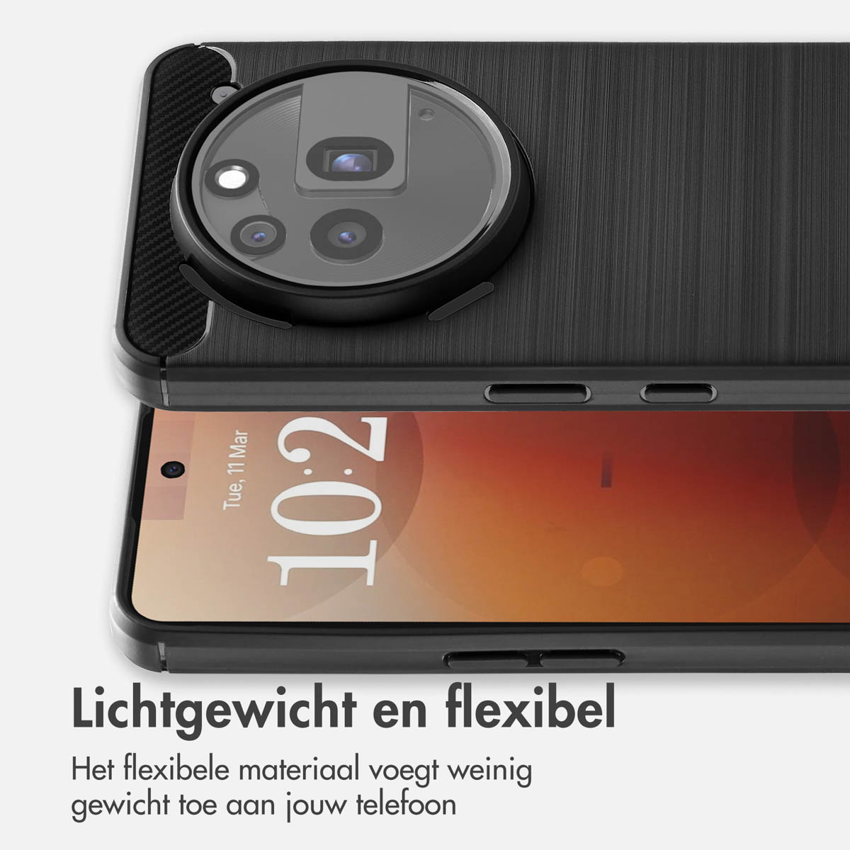 Een mobiele telefoon in een zwarte hoes toont 10:21 op het scherm. De hoes heeft een houten textuur.