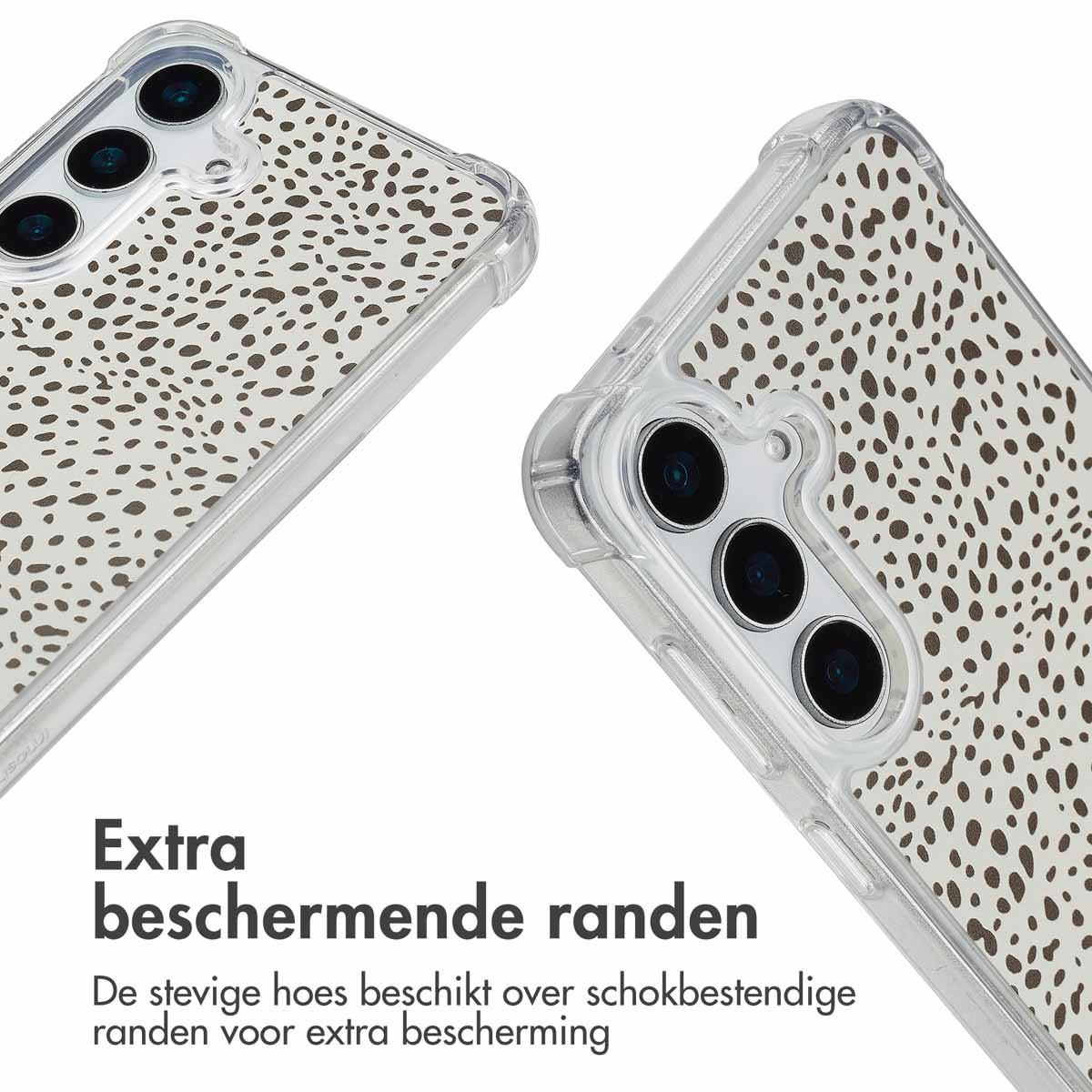 Twee doorzichtige telefoonhoesjes met een bruin en wit patroon. De hoesjes hebben zwarte cameralenzen.