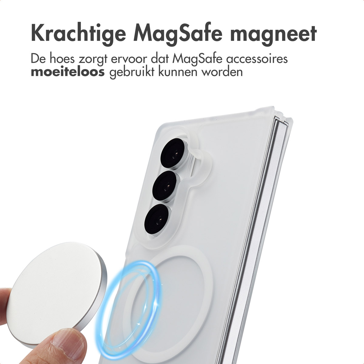 Een witte telefoonhoes met een zilveren MagSafe-magneet en een zilveren oplaadschijf.