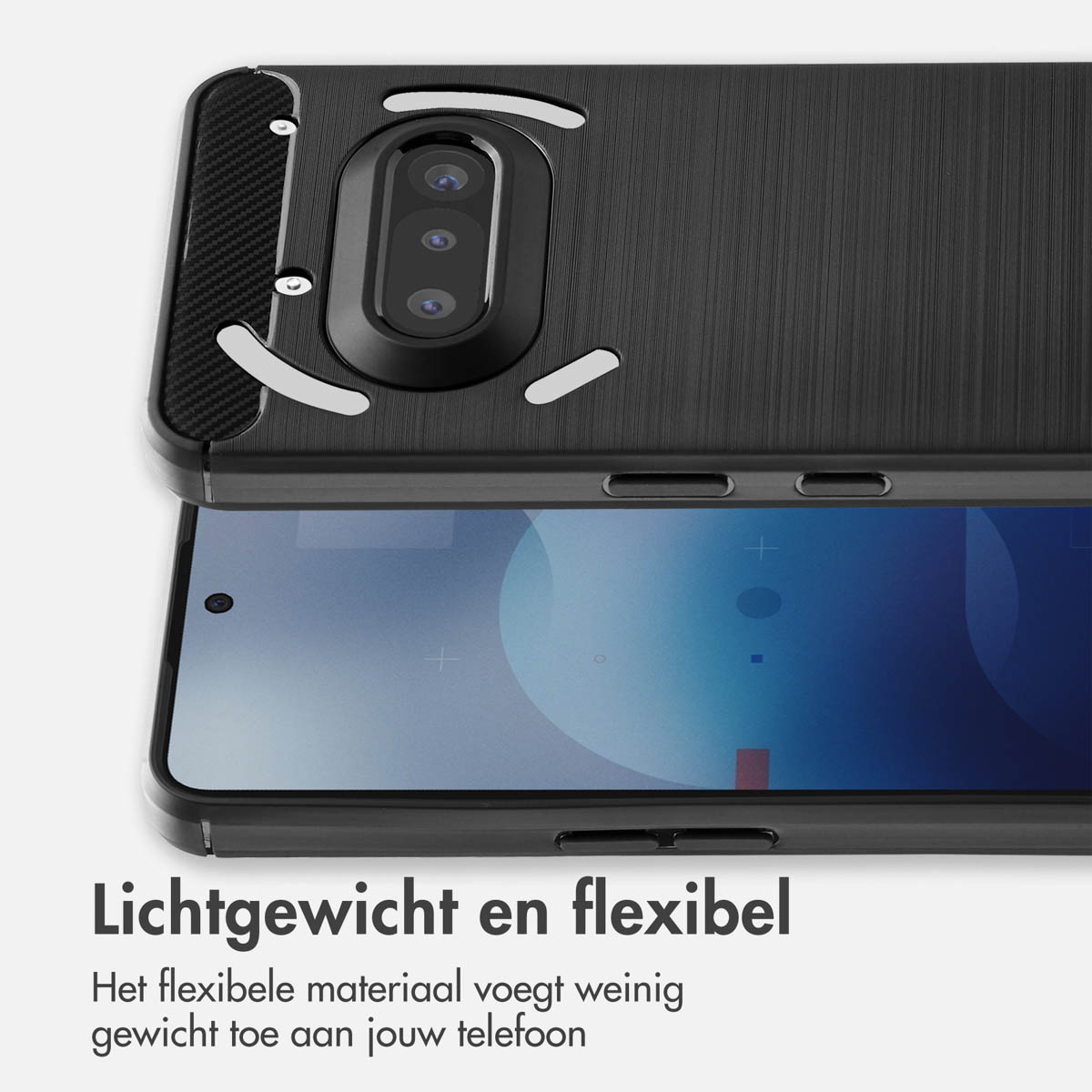 Zwart telefoonhoesje close-up. Tekst: Lichtgewicht en flexibel. Flexibel materiaal voegt weinig gewicht toe aan je telefoon.