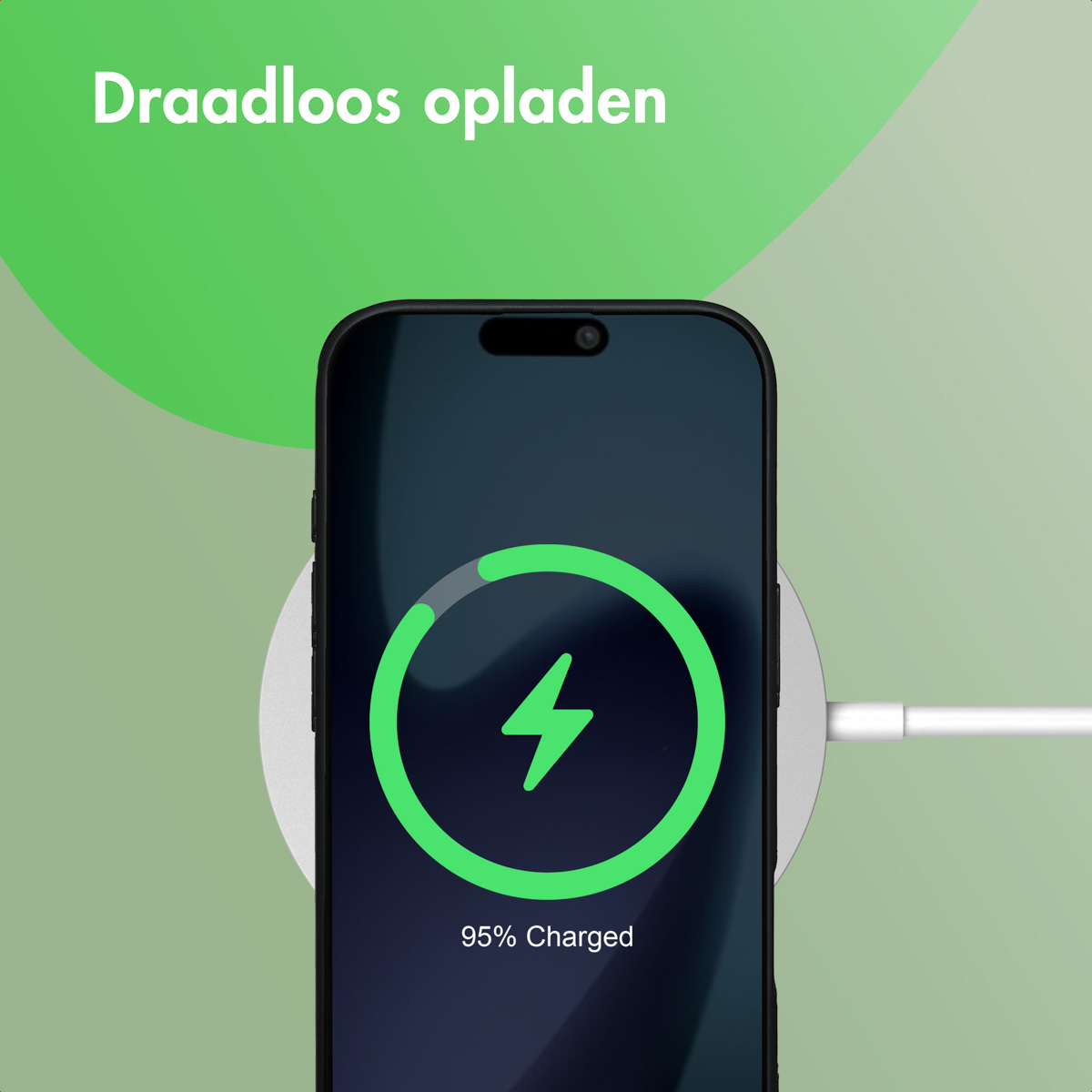 Un téléphone noir sur un chargeur sans fil, en charge. L'écran affiche un symbole de charge et 95% chargé.