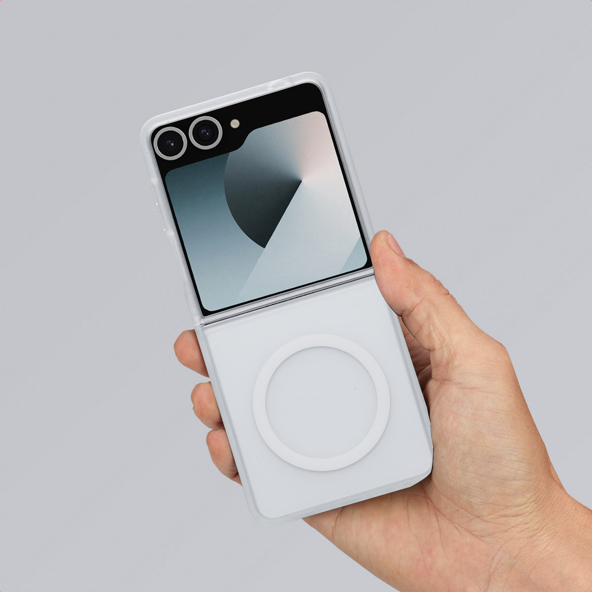 Une main tenant un étui de téléphone blanc à moitié ouvert. Le téléphone affiche un écran.