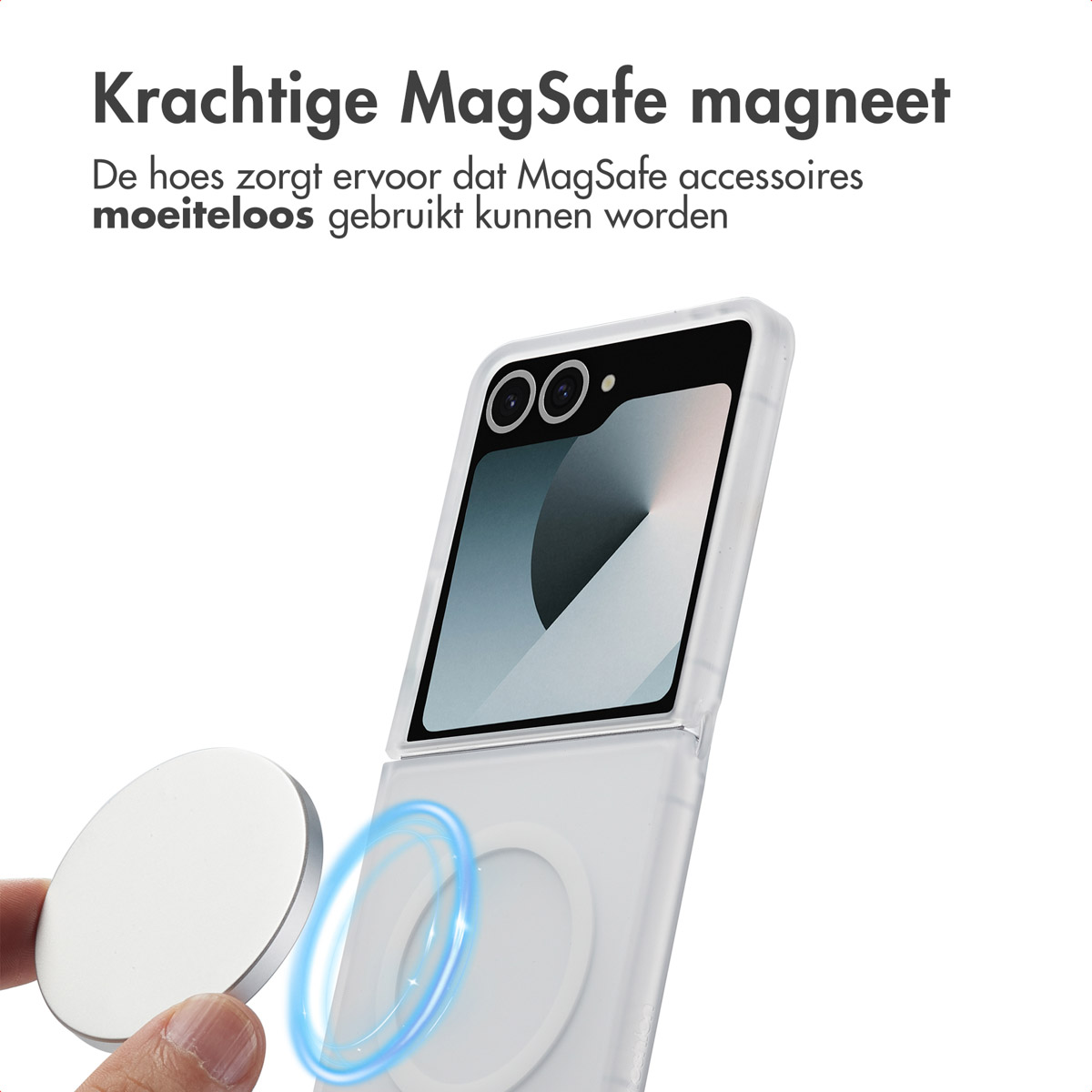 Une main tenant un chargeur sans fil près d'un téléphone dans un étui. L'étui est ouvert et comporte un anneau bleu.