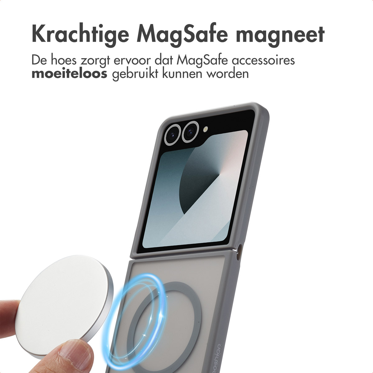 Hand die een witte MagSafe-accessoire vasthoudt bij een open telefoonhoesje. Tekst: 'MagSafe'.