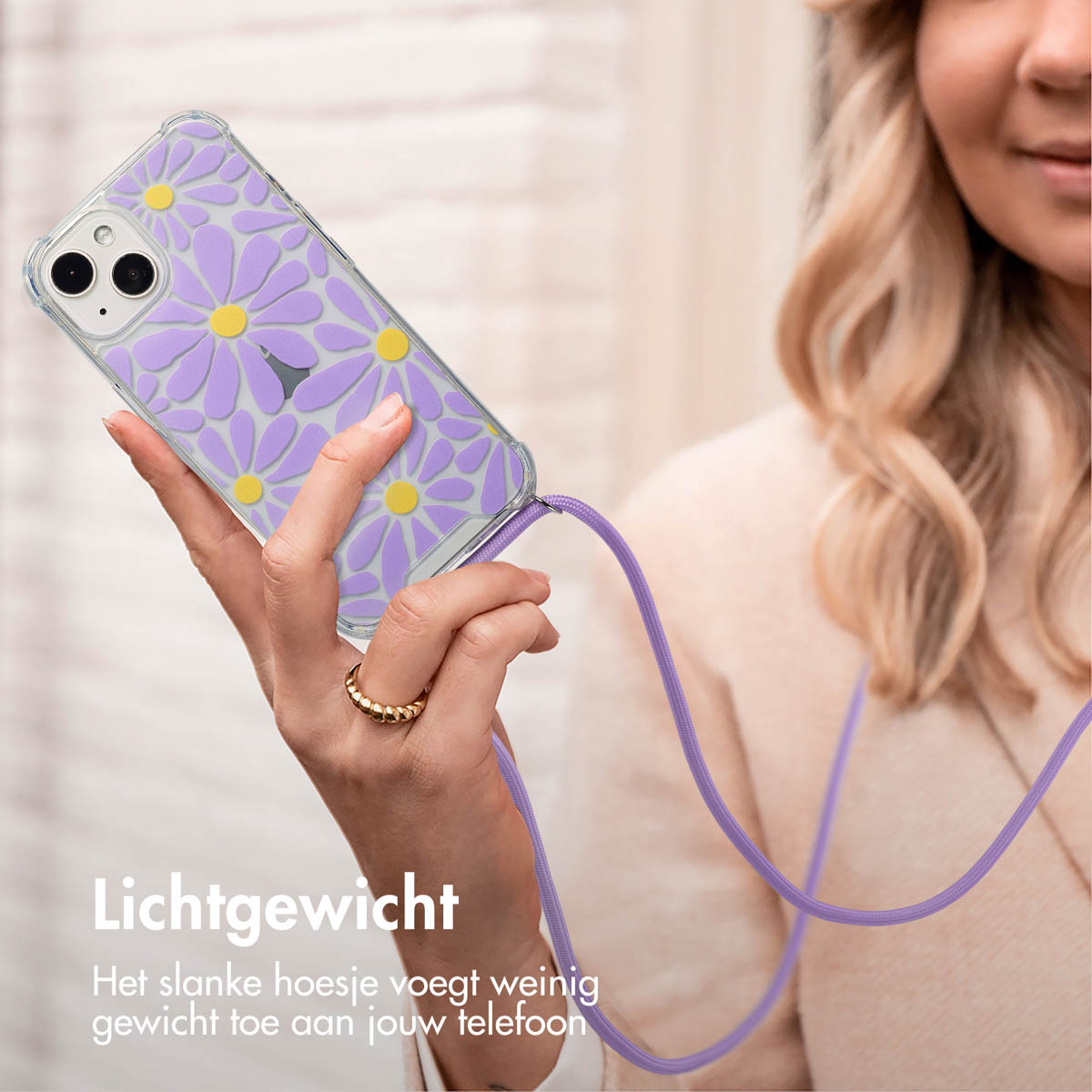 Femme tenant un téléphone avec une coque à fleurs violettes et un cordon. Texte : 'Léger'.