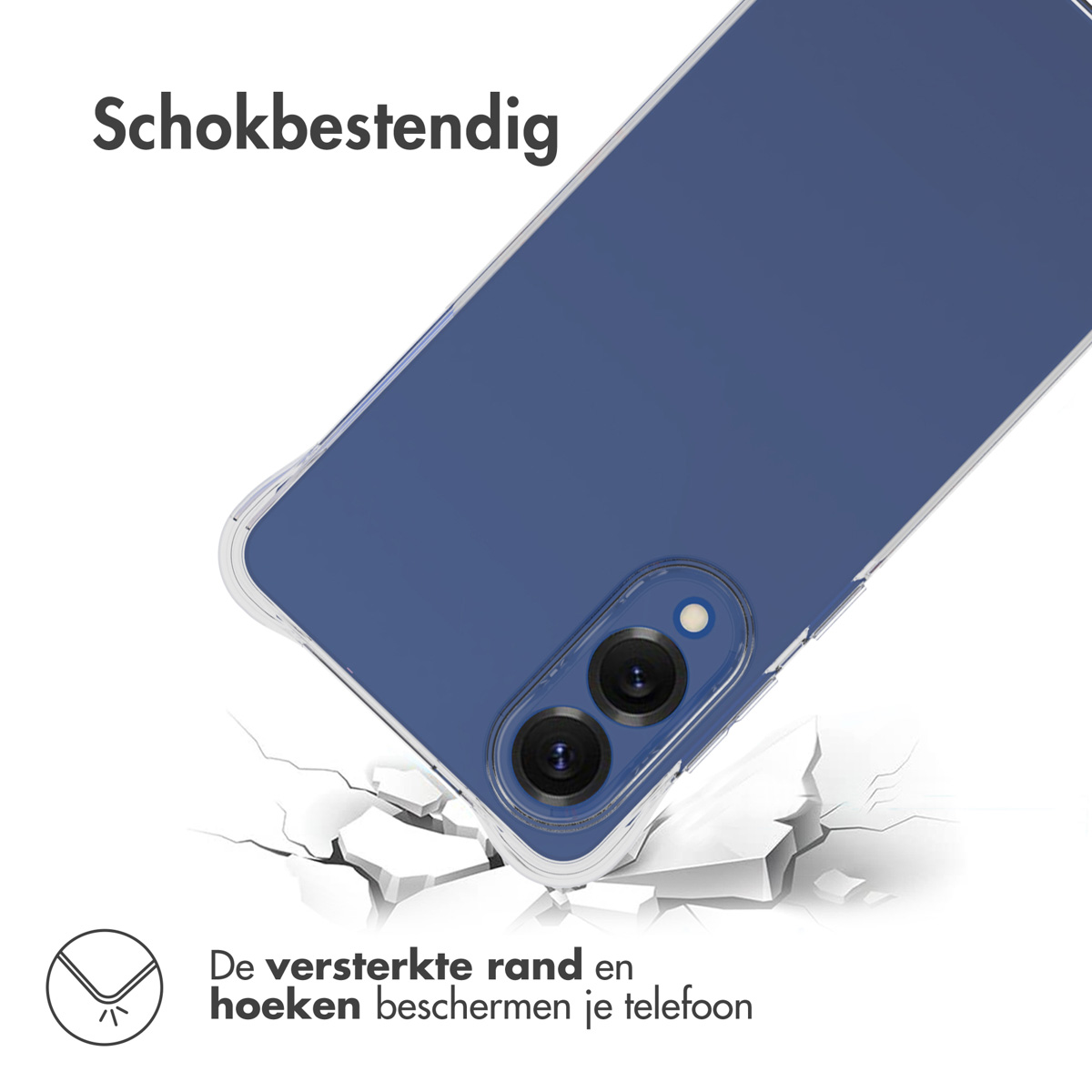 Un téléphone bleu avec une coque transparente tombe et brise une surface. La coque a des bords transparents et des coins renforcés.