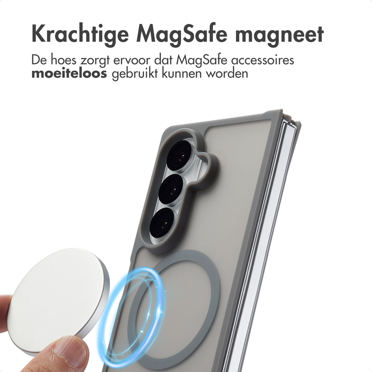 Een hand houdt een magnetische oplader bij een telefoon in een hoesje. De oplader is wit en de hoes grijs.