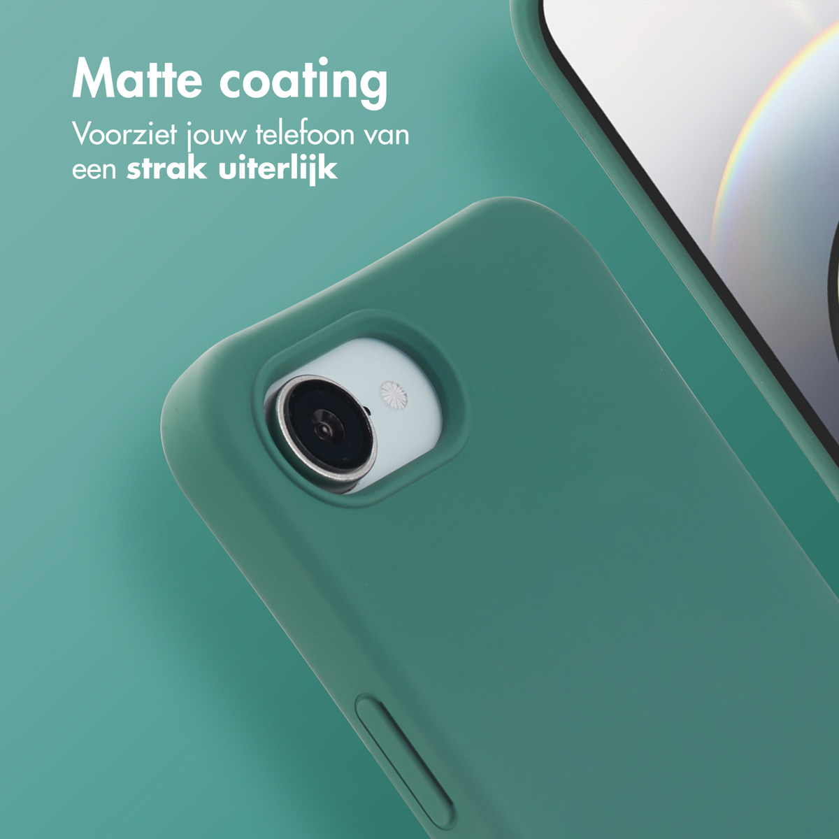 Close-up van een groene telefoonhoes met een camera-uitsparing. De hoes is mat, de achtergrond is vaag groen.