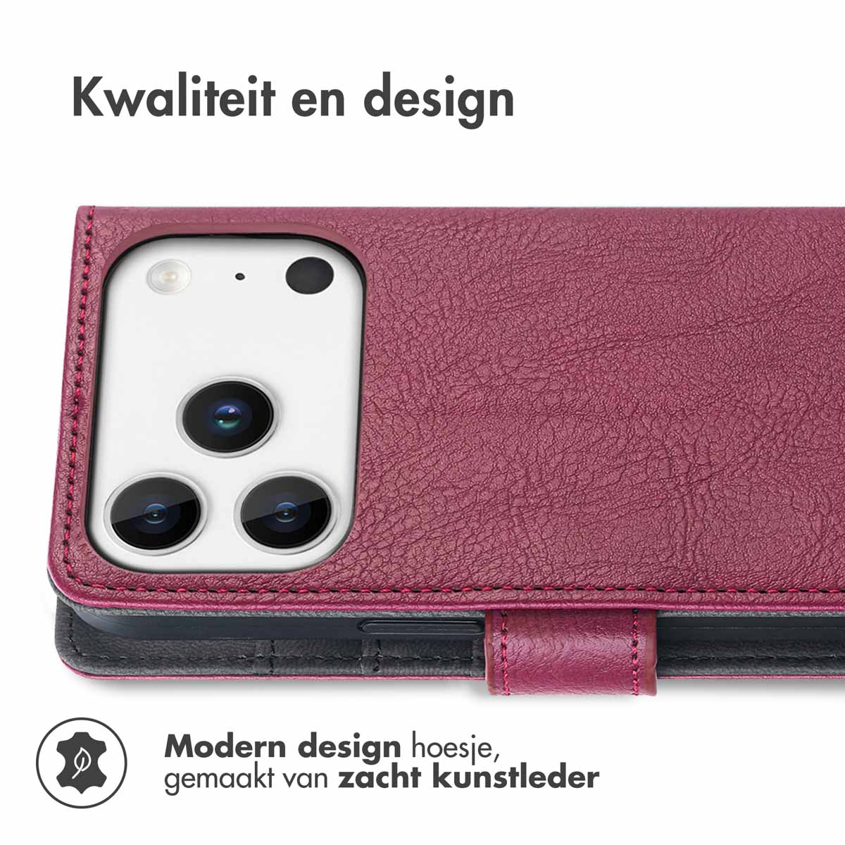 Un étui de téléphone bordeaux avec un téléphone à l'intérieur. L'étui est ouvert et montre la zone de la caméra. Le fond est blanc.
