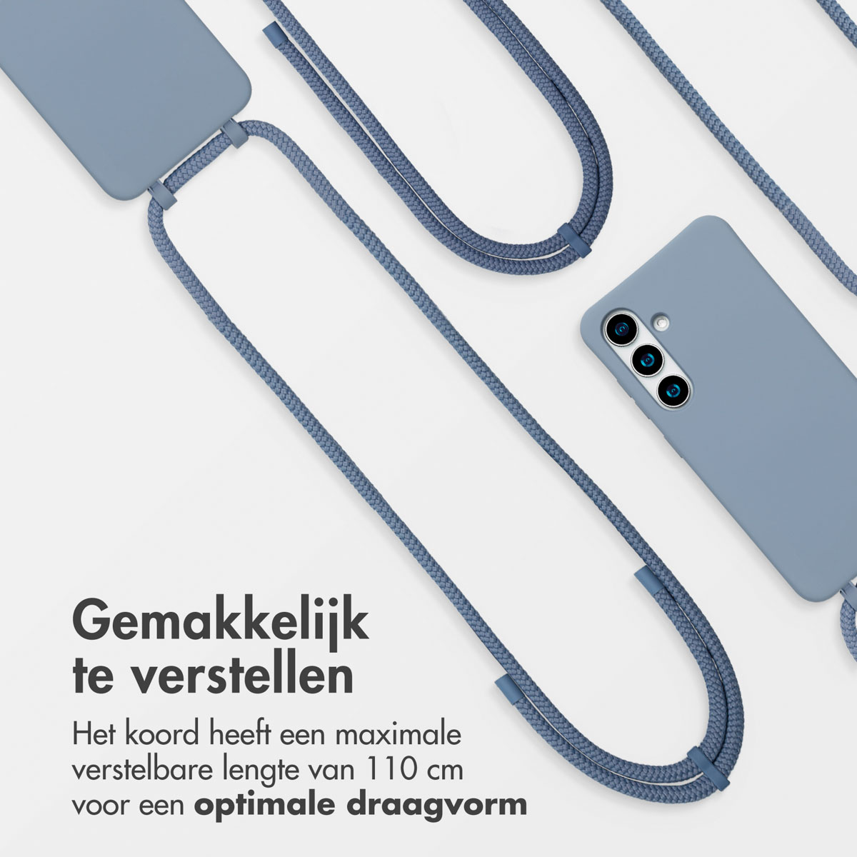 Blauwe telefoonhoes met een koord, telefoon zichtbaar. Tekst: Gemakkelijk verstelbaar. Het koord heeft een max. verstelbare lengte van 110 cm.