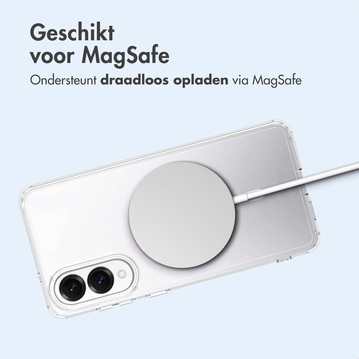Telefono con custodia trasparente e caricatore MagSafe bianco collegato, su sfondo azzurro.