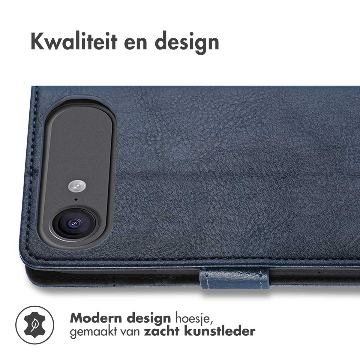 Close-up van een marineblauwe leren telefoonhoes met camera en stikseldetails.