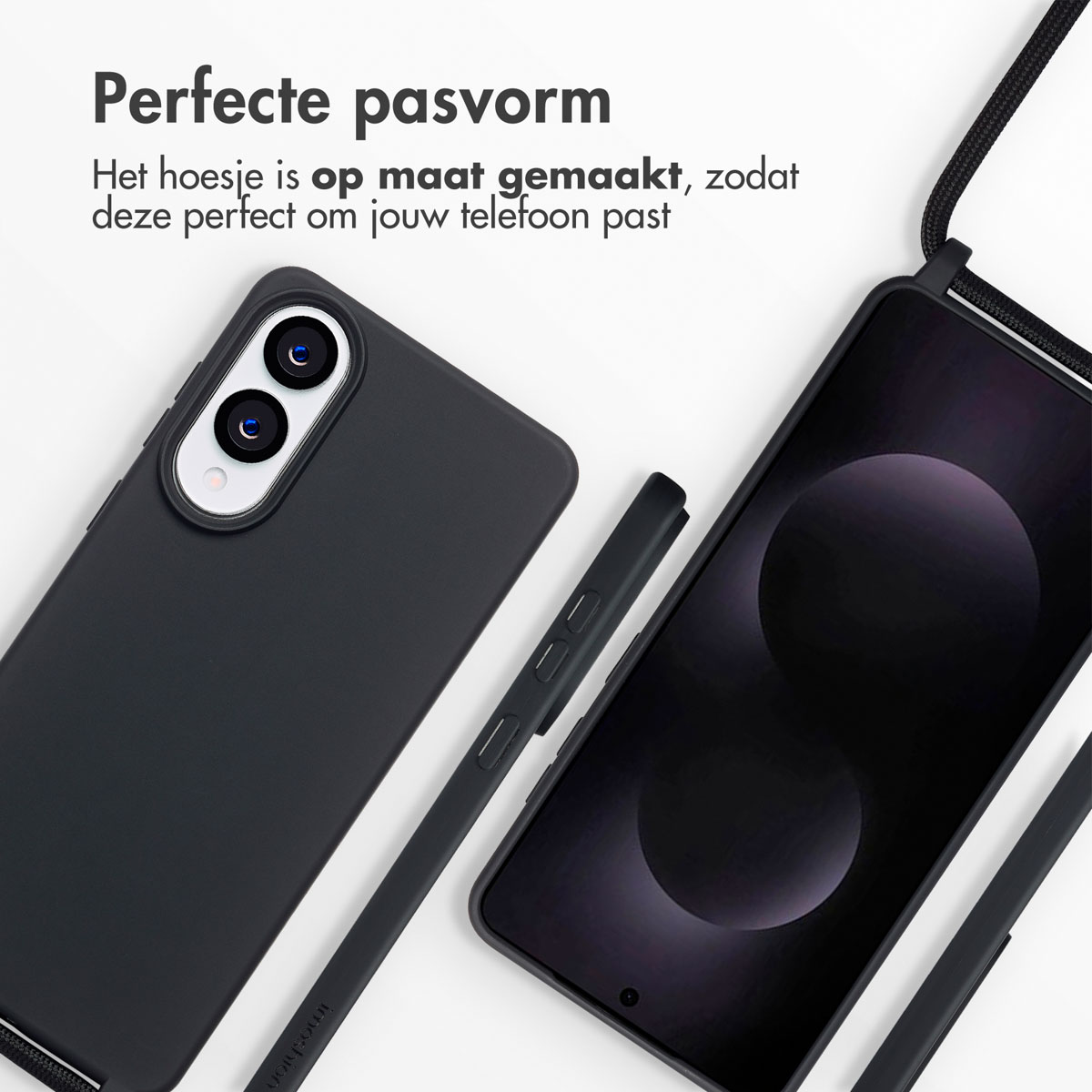 Deux téléphones noirs et une coque de téléphone noire. Les coques ont un ajustement parfait. Le fond est blanc.