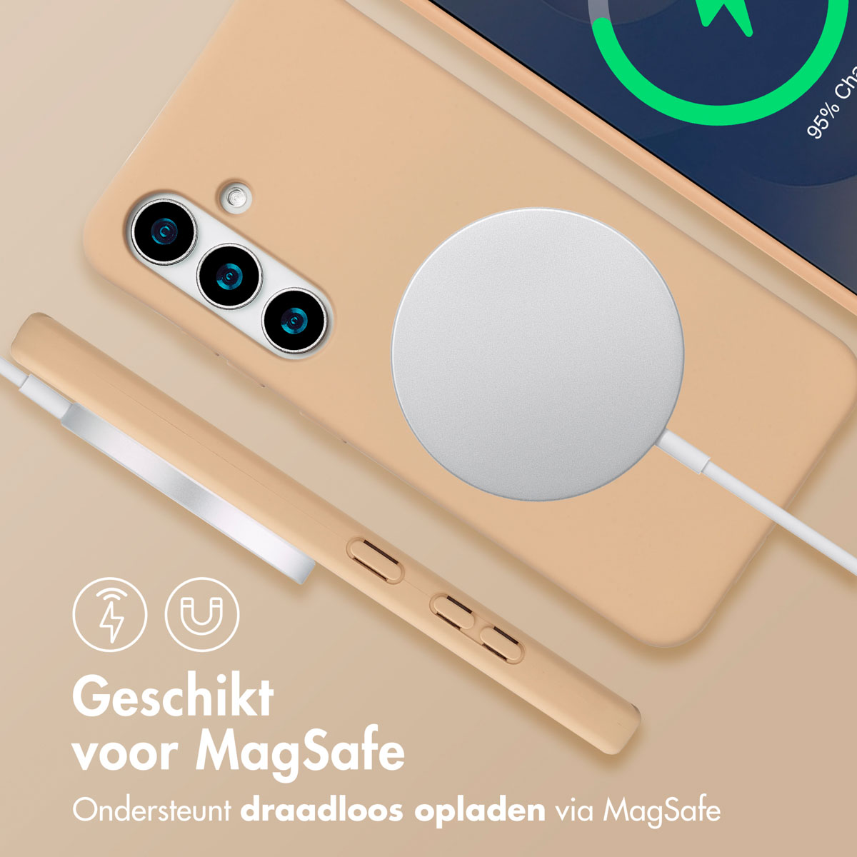 Telefoon en oplader. De telefoon heeft een beige hoesje. De oplader is wit en rond. De achtergrond is beige.