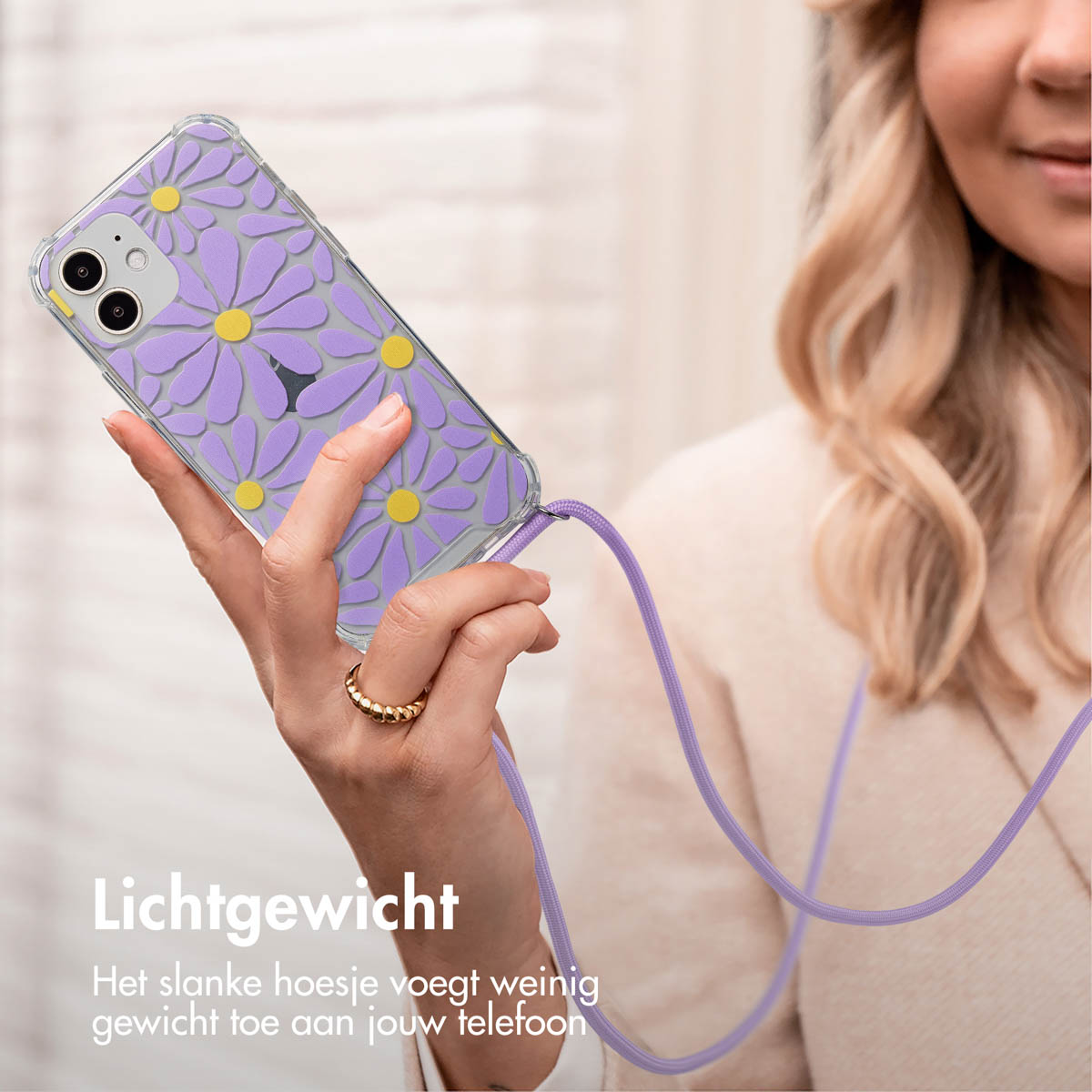 Een vrouw houdt een telefoon in een bloemenhoes. De telefoon zit aan een koord. Tekst: Lichtgewicht.