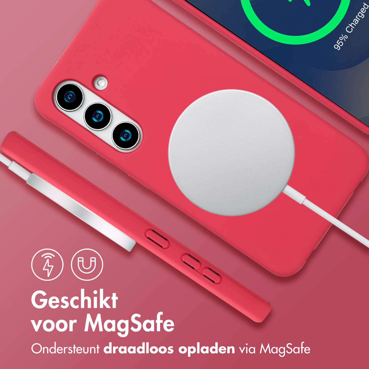 Rode telefoonhoes en een oplader. De telefoon wordt opgeladen. Tekst: Geschikt voor MagSafe. Ondersteunt draadloos opladen via MagSafe.