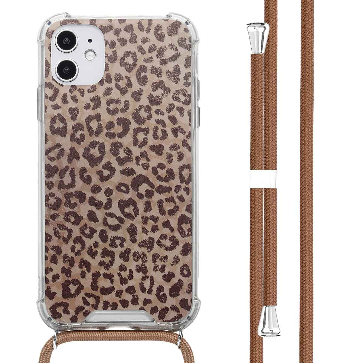 Telefoon met een luipaardprint hoesje, met een telefoonriem bevestigd, tegen een witte achtergrond.