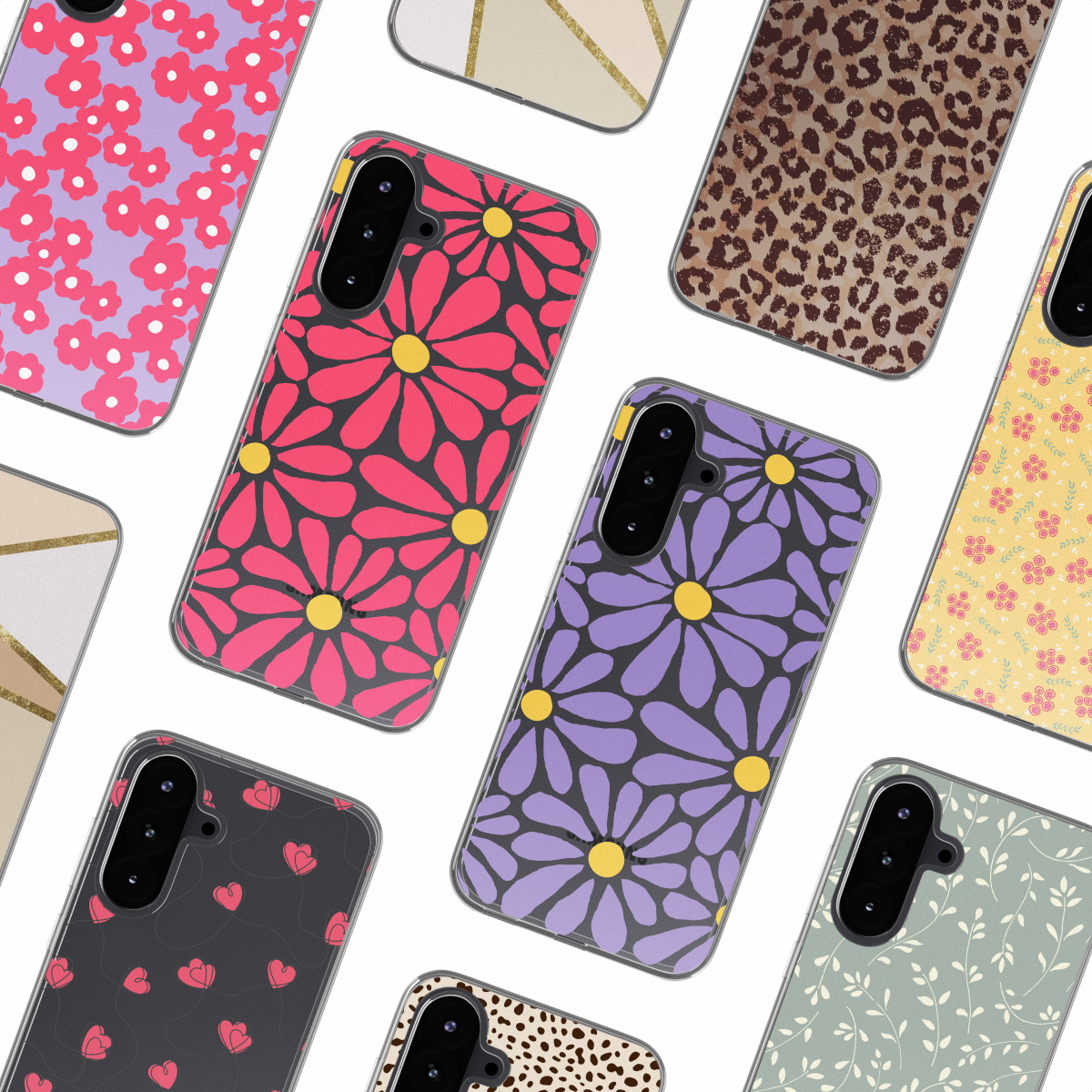 Coques de téléphone avec divers motifs : floral, léopard, marguerite. Les coques sont visibles d'en haut, sur une surface blanche.