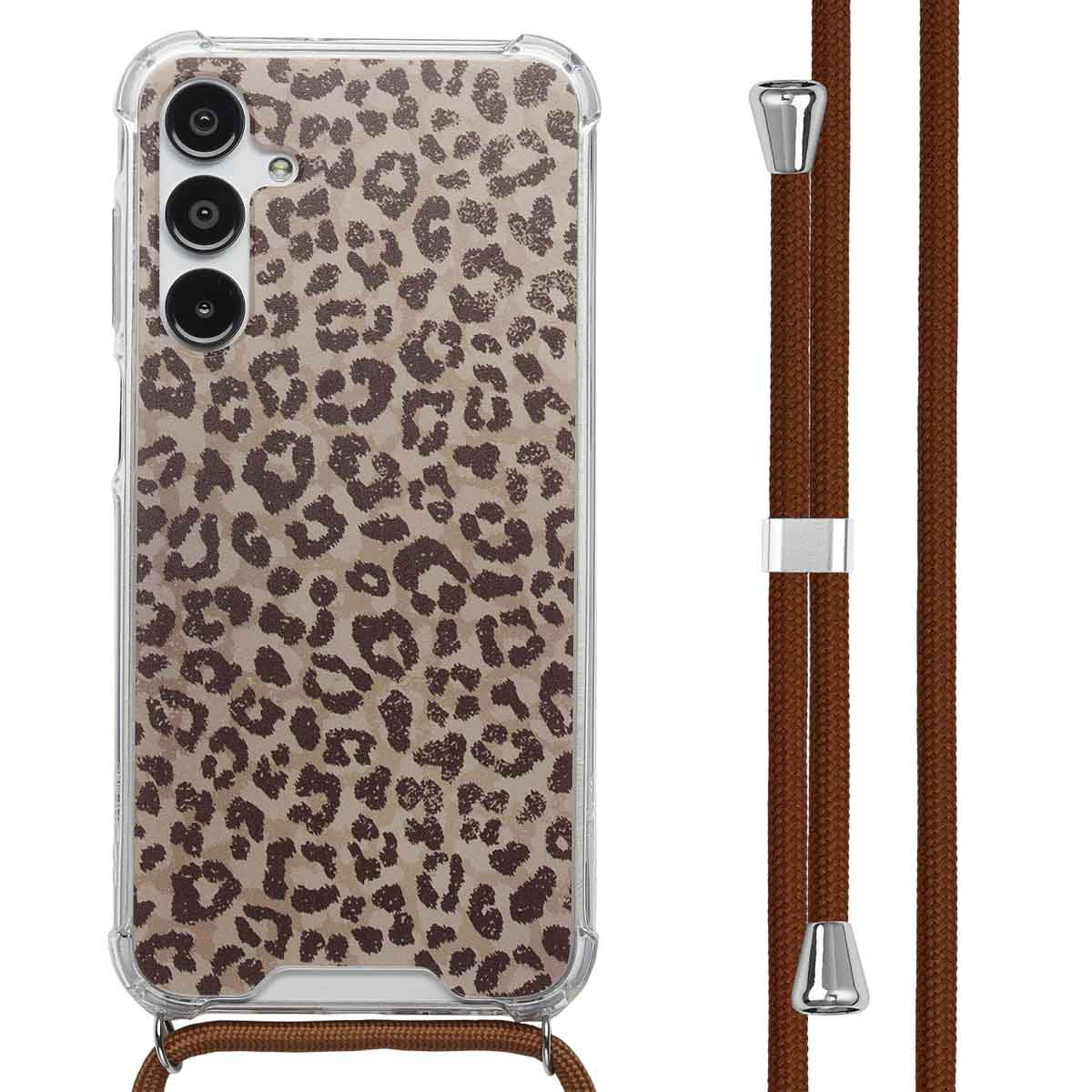 Een telefoonhoesje met luipaardprint en een bruine band wordt getoond tegen een witte achtergrond.