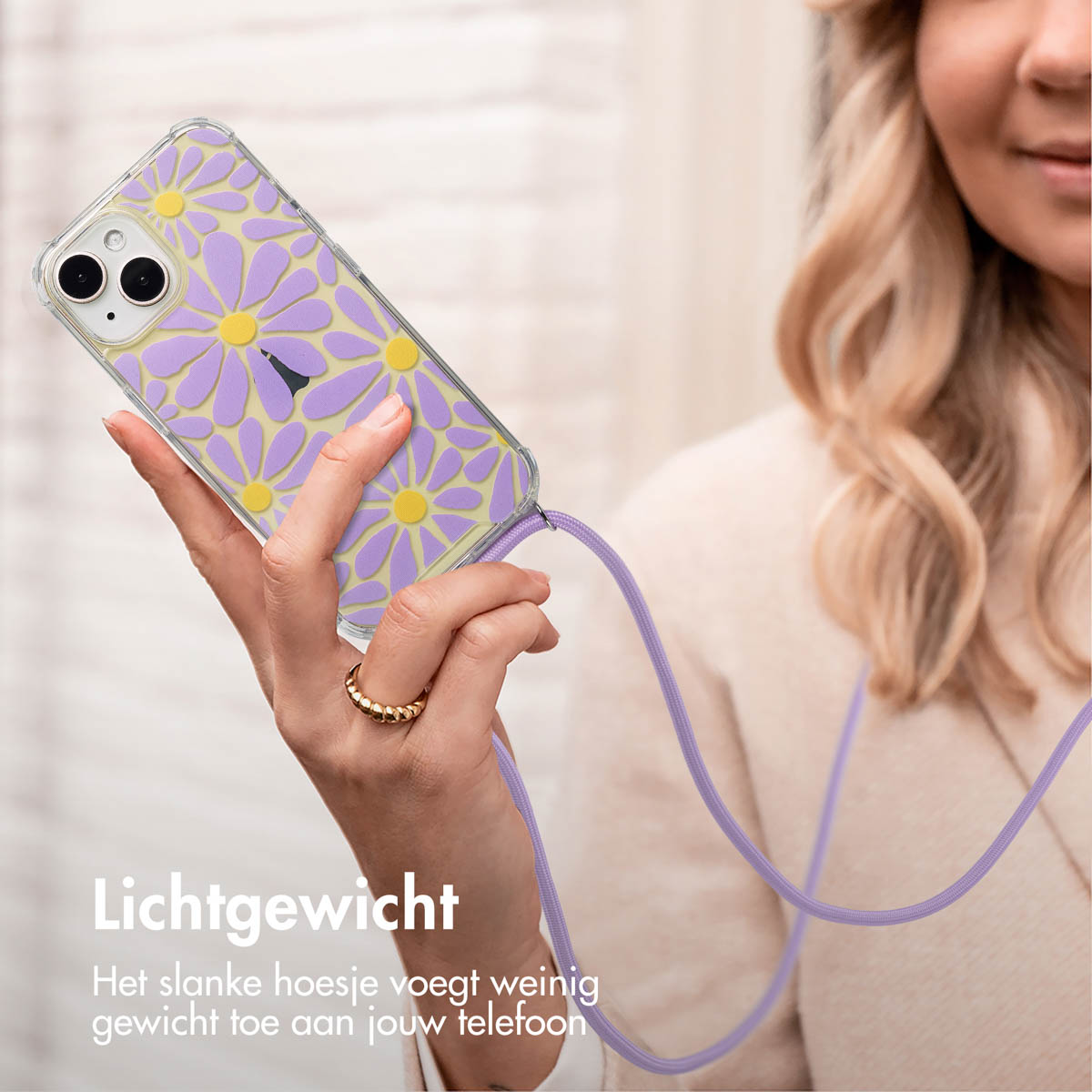 Een vrouw die een telefoon met een madeliefjespatroonhoes vasthoudt. Telefoon hangt.