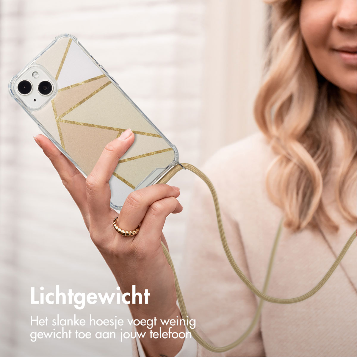 Een vrouw die een telefoon met een geometrische hoes vasthoudt. De telefoon hangt.