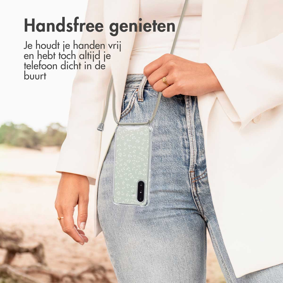 Une femme porte une coque de téléphone autour du cou. La coque a un motif floral. Texte : 'Mains libres'.