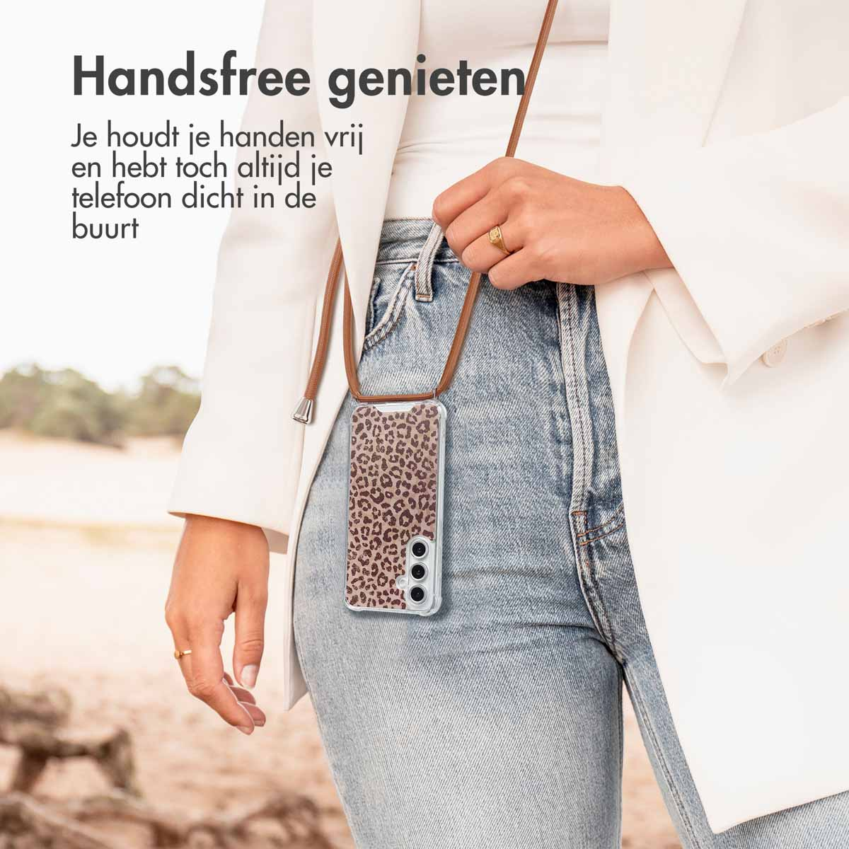 Femme portant une coque de téléphone avec un imprimé léopard marron et un cordon, devant un fond flou.