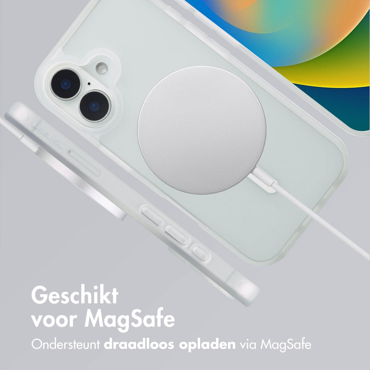 Witte telefoonhoes met een MagSafe-oplader. De oplader is wit en verbindt met de telefoon.