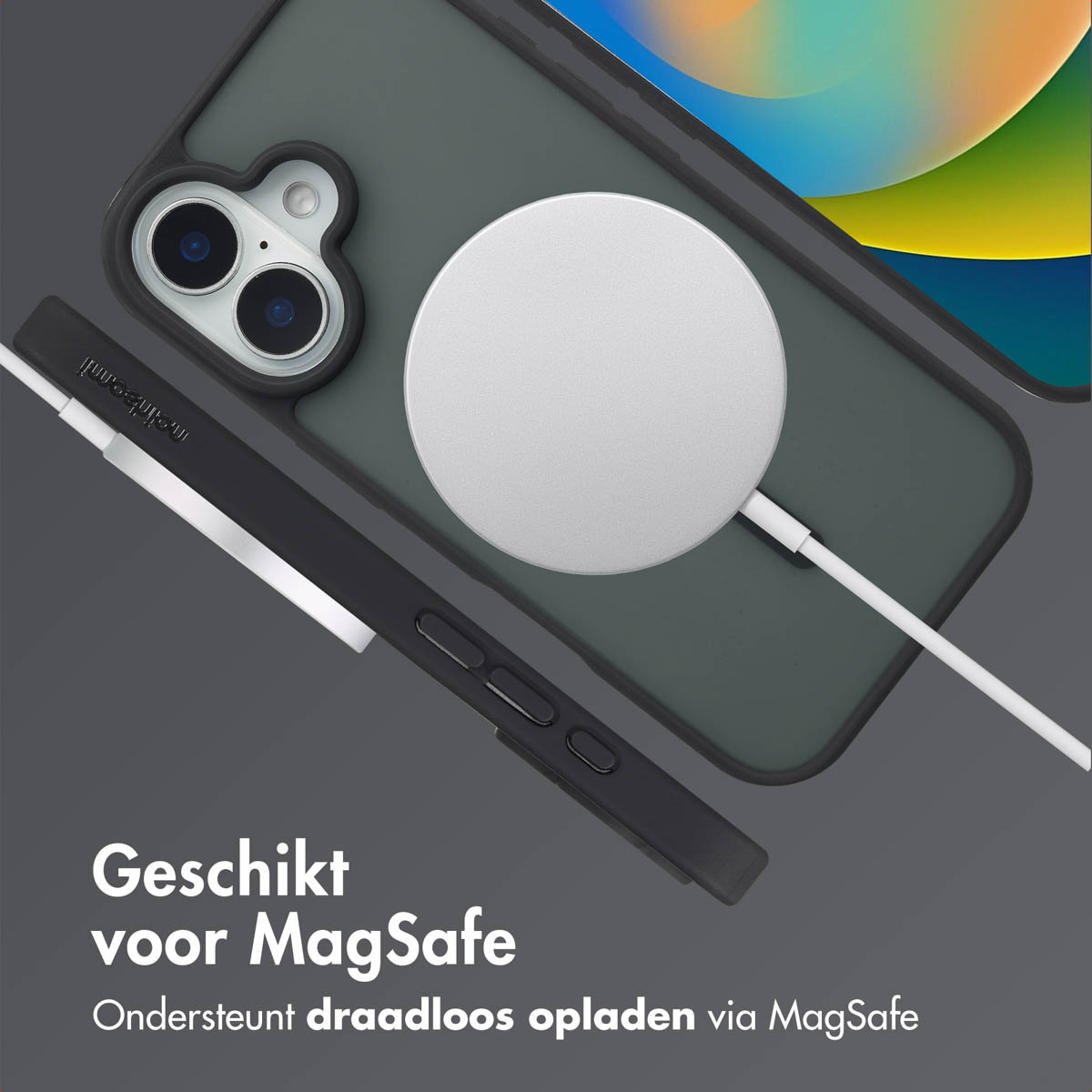 Groene telefoonhoes met MagSafe-oplader. De hoes is groen, de oplader wit.