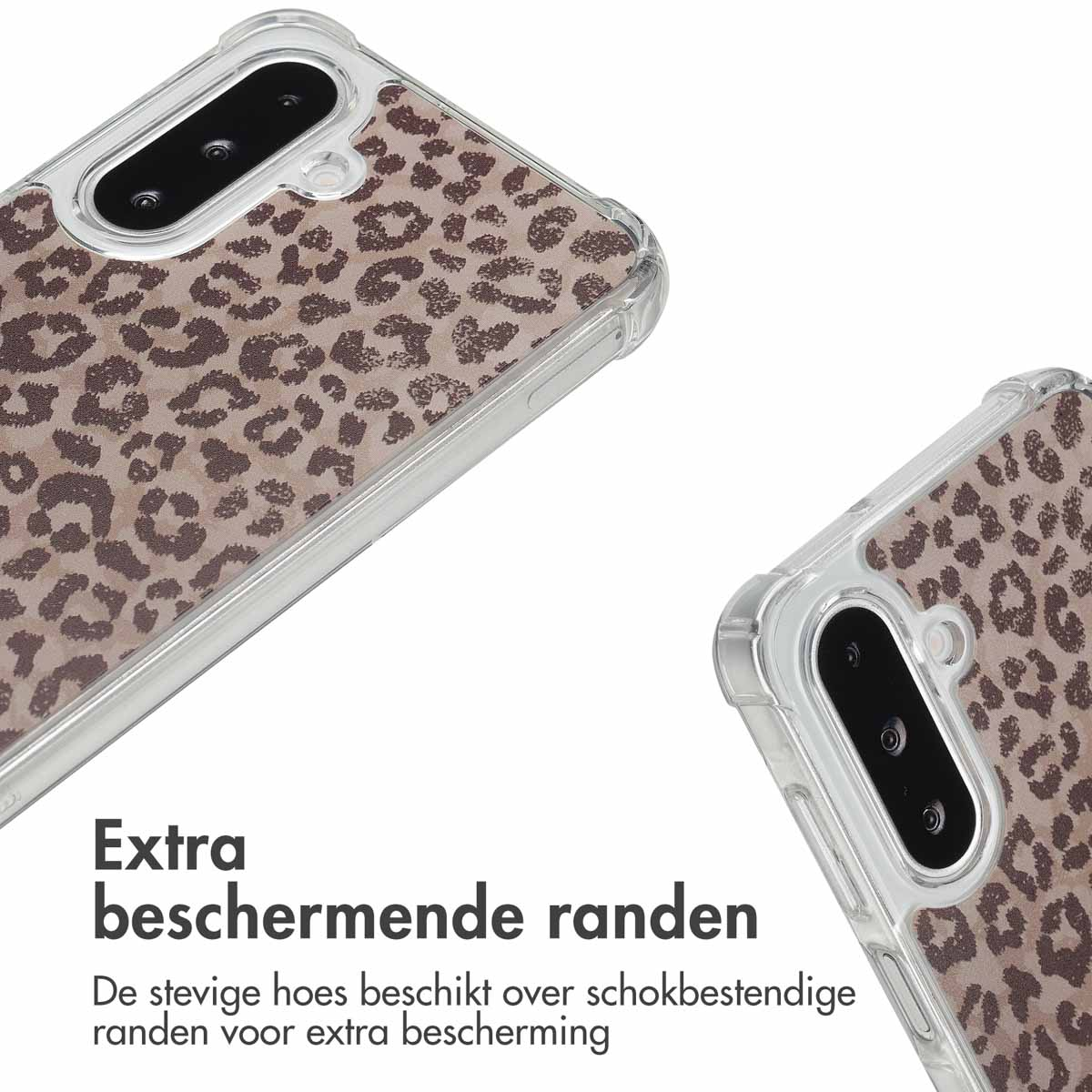 Close-up van twee telefoonhoesjes met luipaardprint. Beide hoesjes staan op de voorgrond.