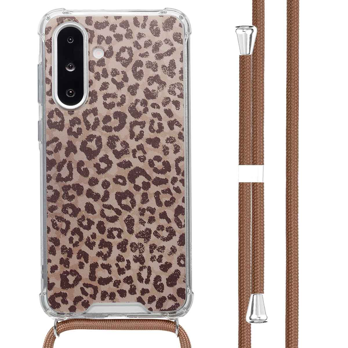 Close-up van twee telefoonhoesjes met luipaardprint. Beide hoesjes staan op de voorgrond.