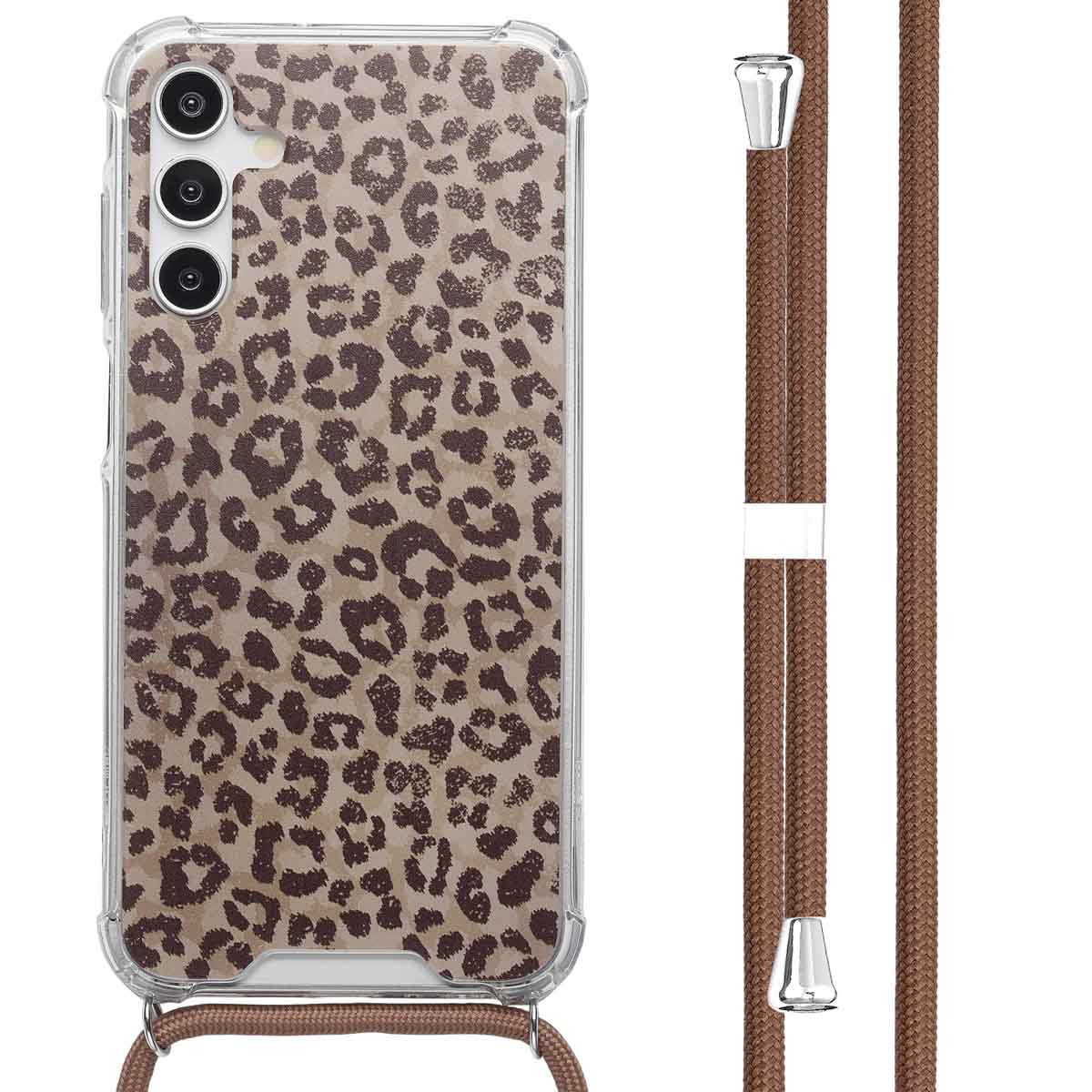 Een telefoonhoesje met luipaardprint wordt getoond met een bruine nekriem. Tekst zegt 'Perfecte pasvorm' in het Nederlands.