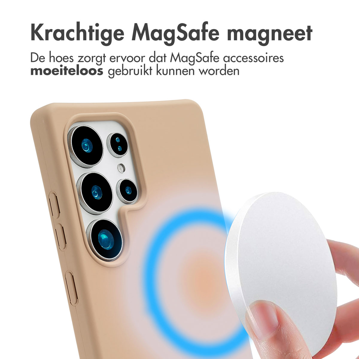 Un téléphone avec une coque beige et un chargeur MagSafe connecté, montrant une forte connexion magnétique.