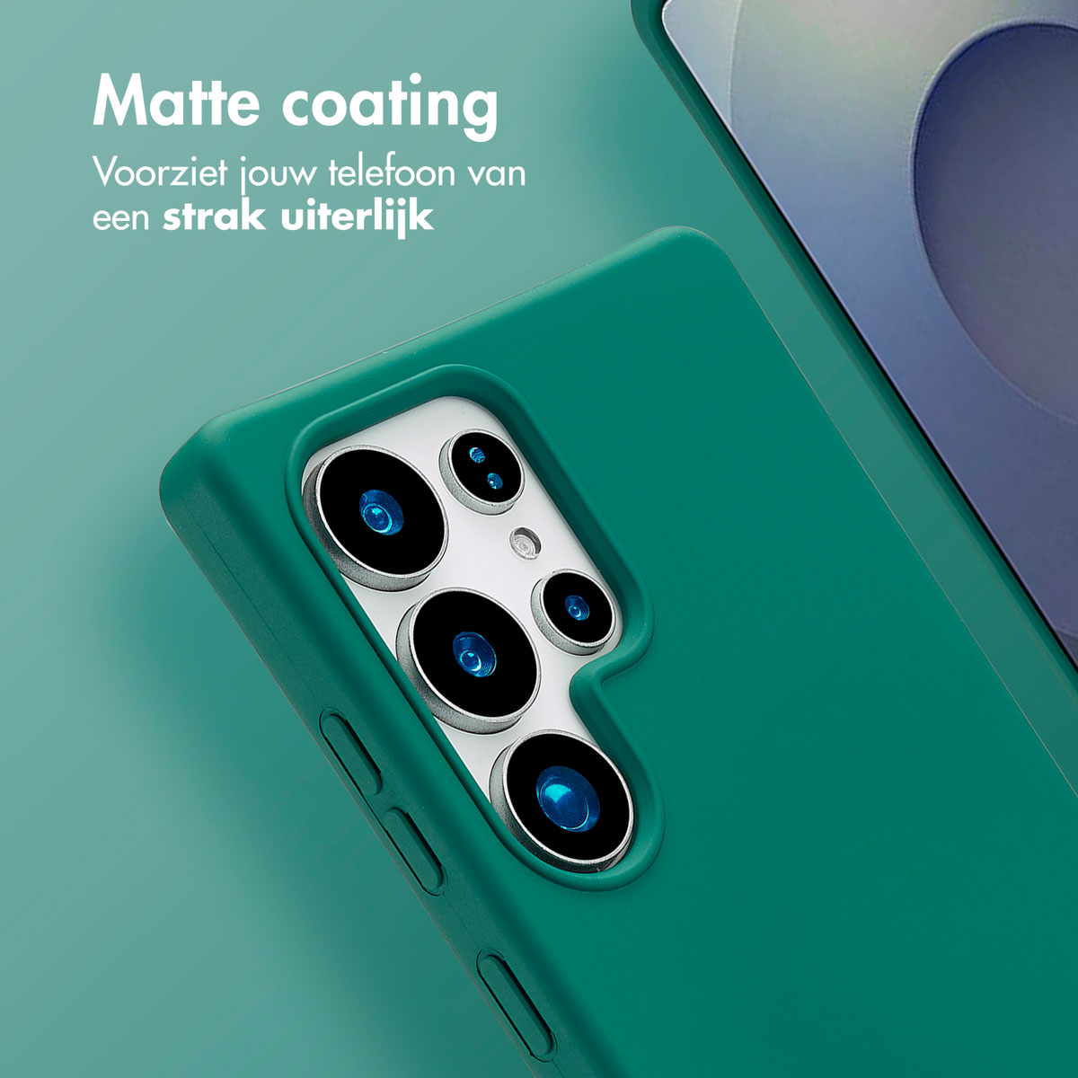 Close-up van een groene telefoonhoes met cameralenzen. Tekst: Matte coating. Een telefoon is gedeeltelijk zichtbaar.