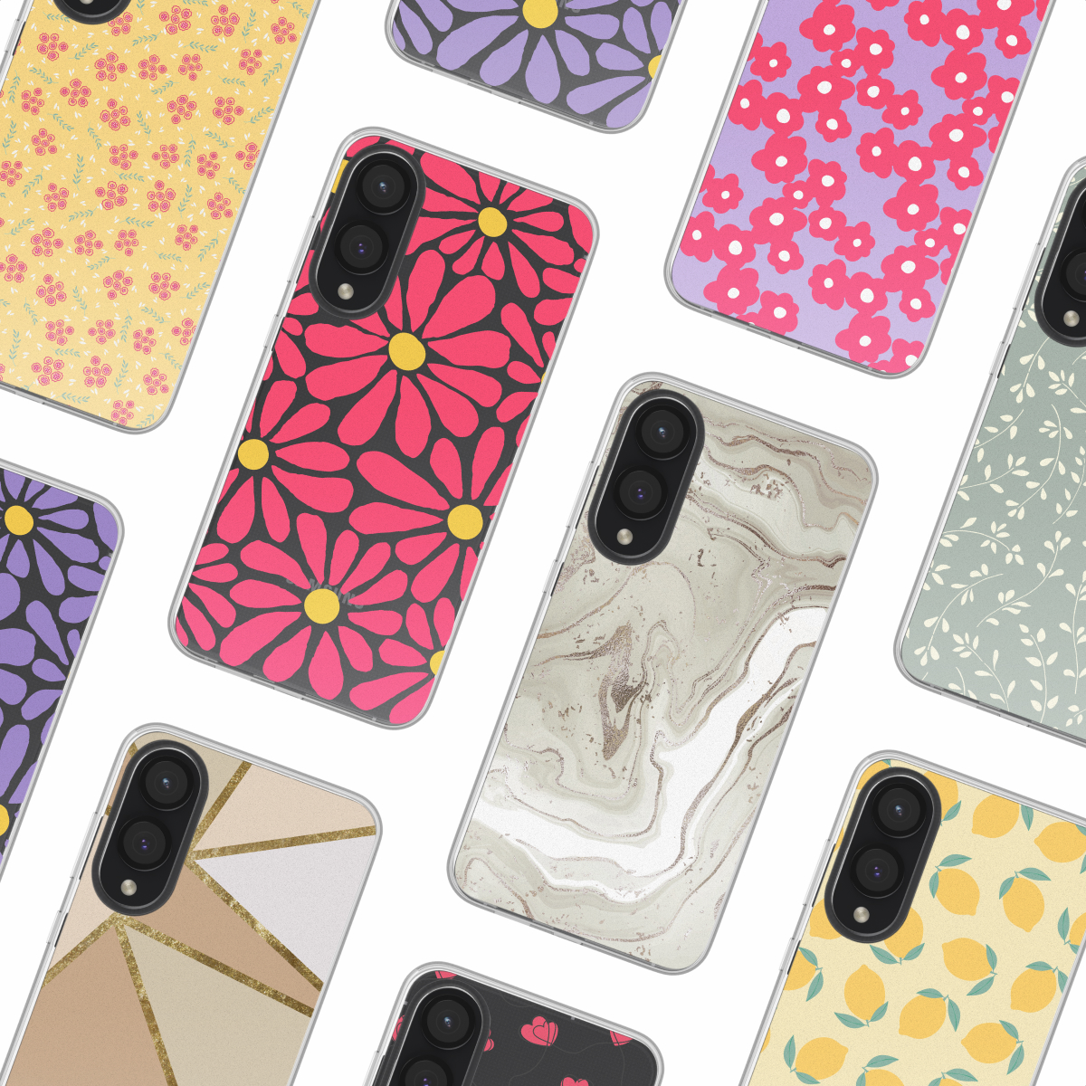 Plusieurs coques de téléphone avec divers motifs sur une surface blanche. Les motifs comprennent des styles floraux, marbrés et géométriques.
