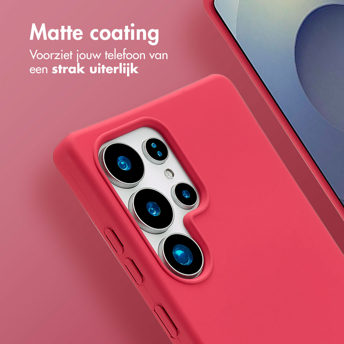 Een rode telefoonhoes met een cameramodule en een telefoonscherm. Roze achtergrond en witte tekst.