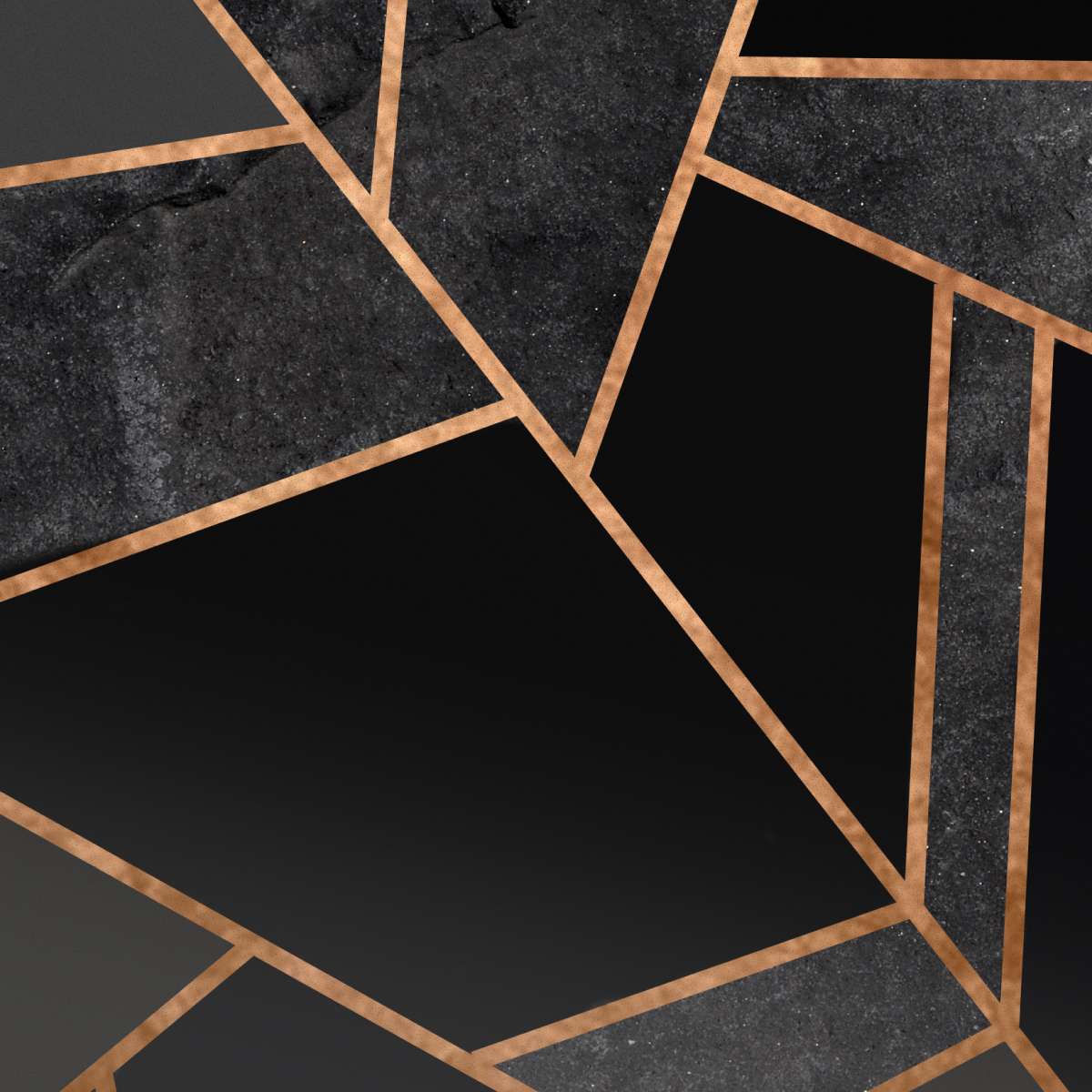Een close-up van een telefoonhoesje met een geometrisch ontwerp van zwarte vormen en gouden lijnen.