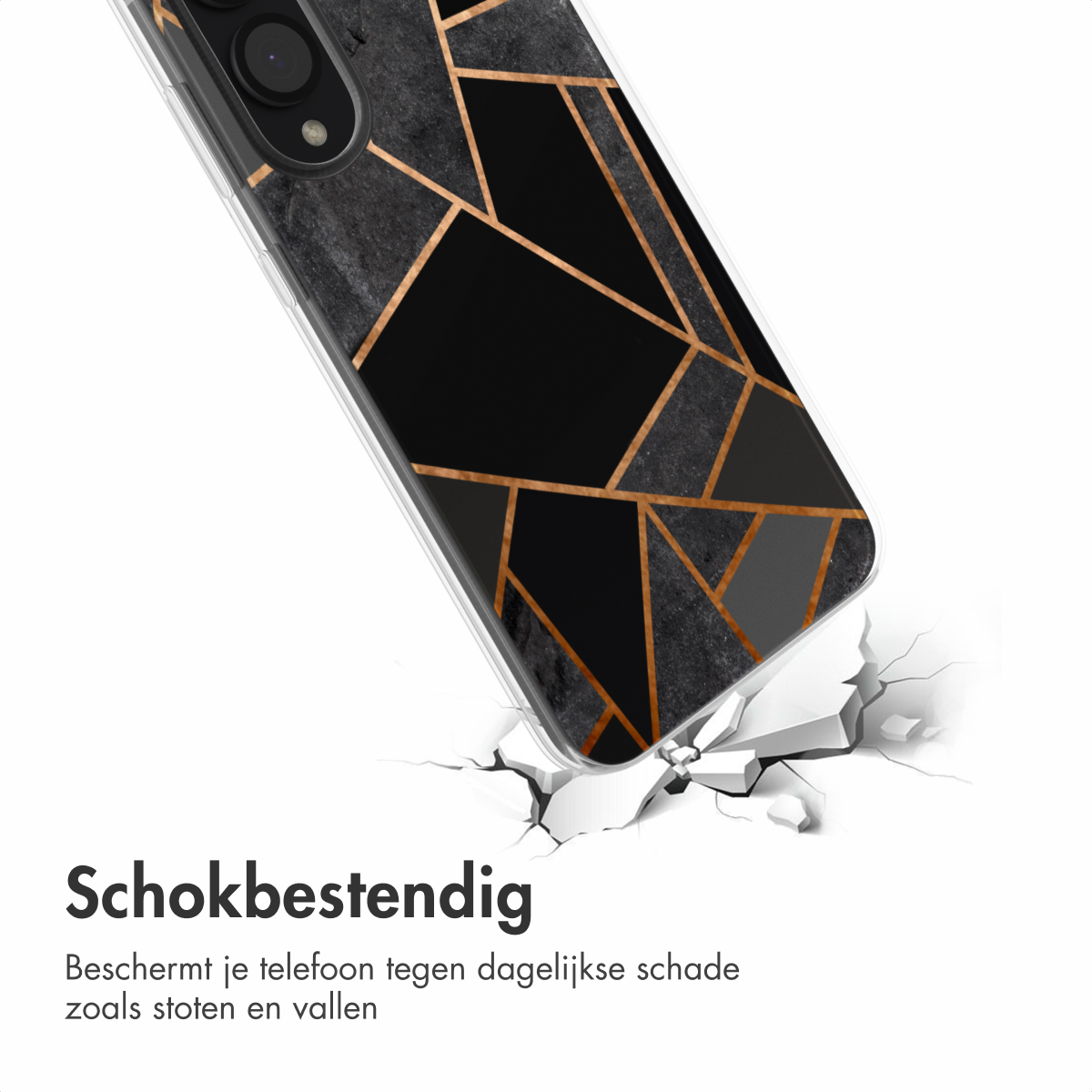 Een telefoonhoesje met een zwart en goud geometrisch ontwerp. De hoes verbrijzelt een wit oppervlak.
