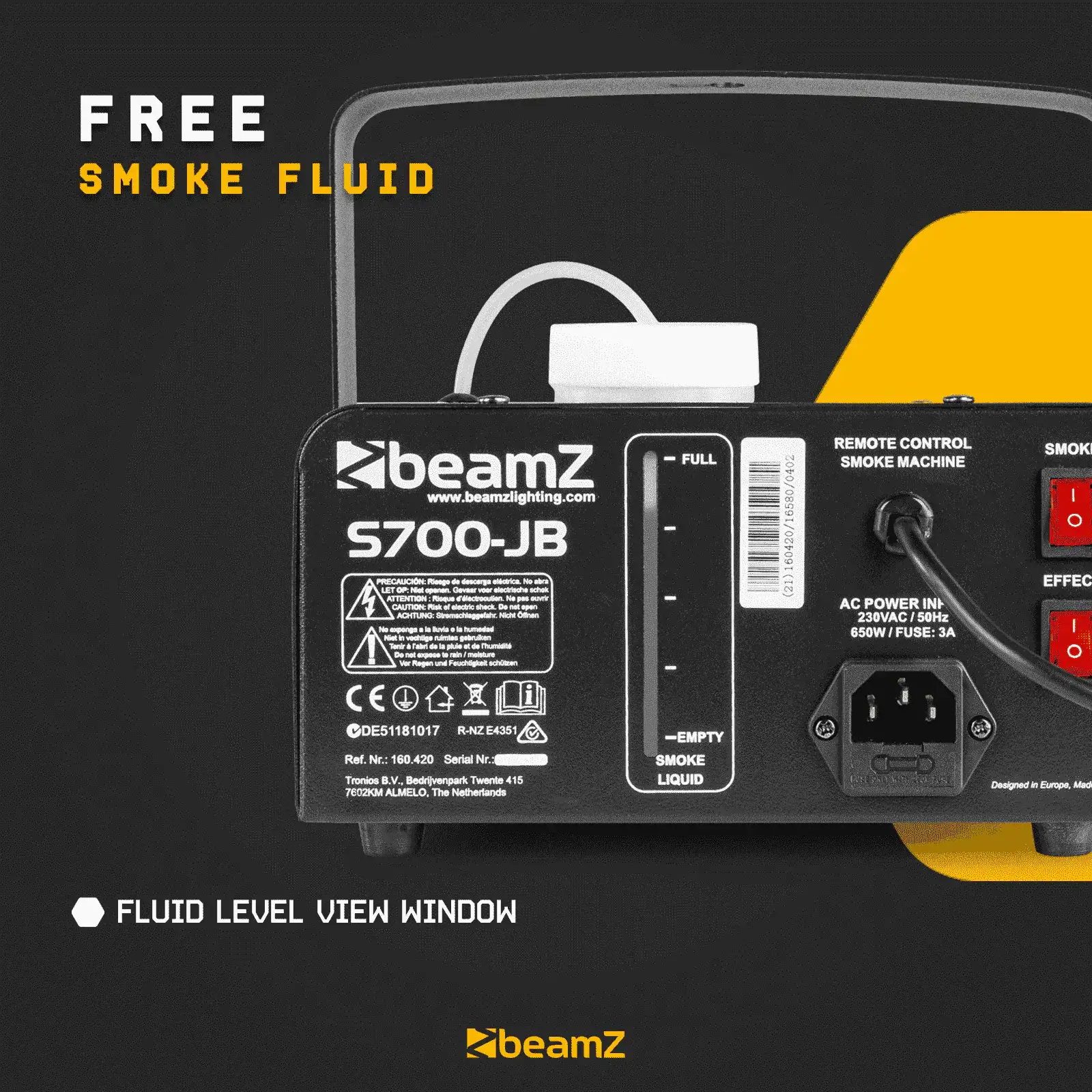 Máquina de humo negra con contenedor de líquido blanco, asa negra, botones y etiquetas.