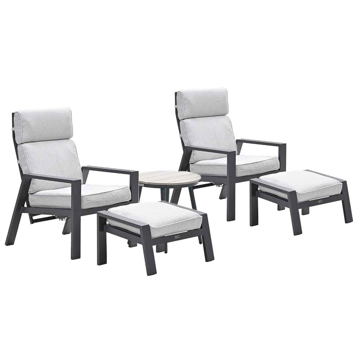 Ensemble de meubles d'extérieur avec coussins gris et cadres gris foncé. Deux chaises, deux poufs et une table.