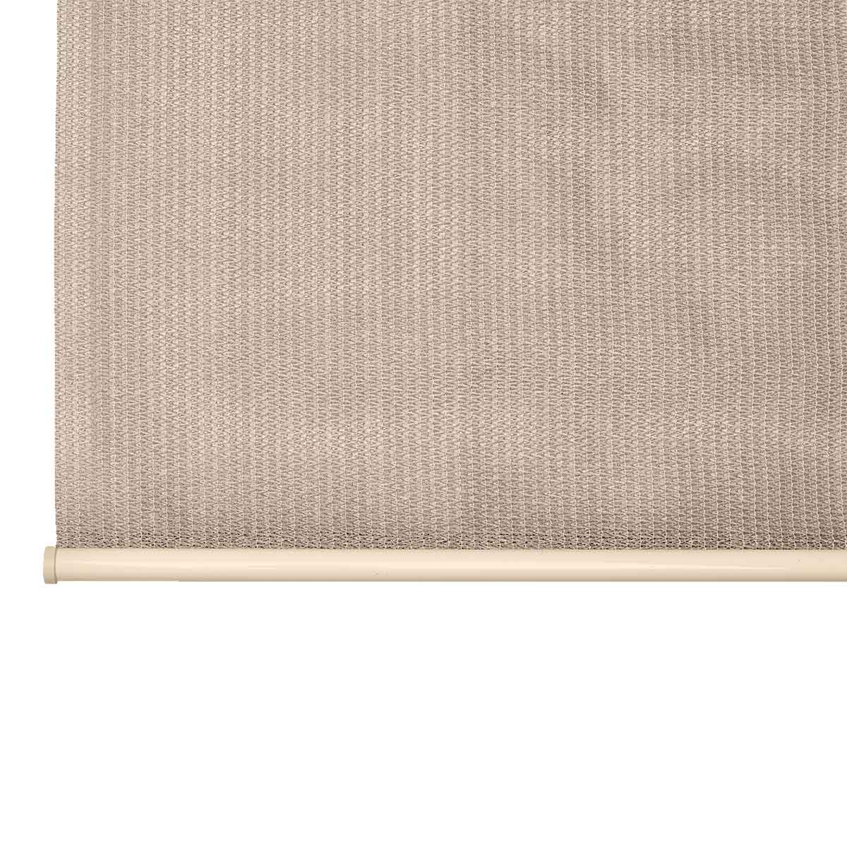 Gros plan sur un store enrouleur beige, montrant le tissu texturé, isolé sur blanc.