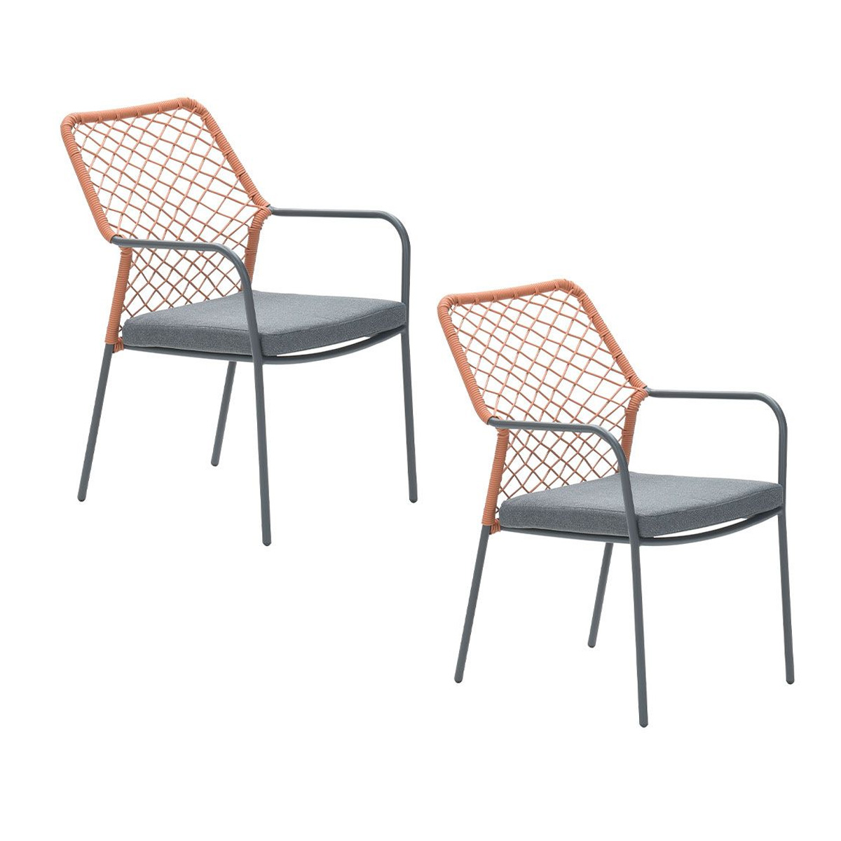Twee stoelen met grijze zittingen en oranje geweven rugleuningen op een witte achtergrond, modern design.